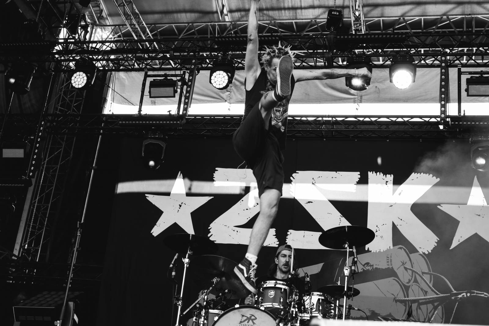 Mighty Sounds 2026, den druhý: Popelnicový riot, triumf Pennywise a noční tanec s The Baboon Show