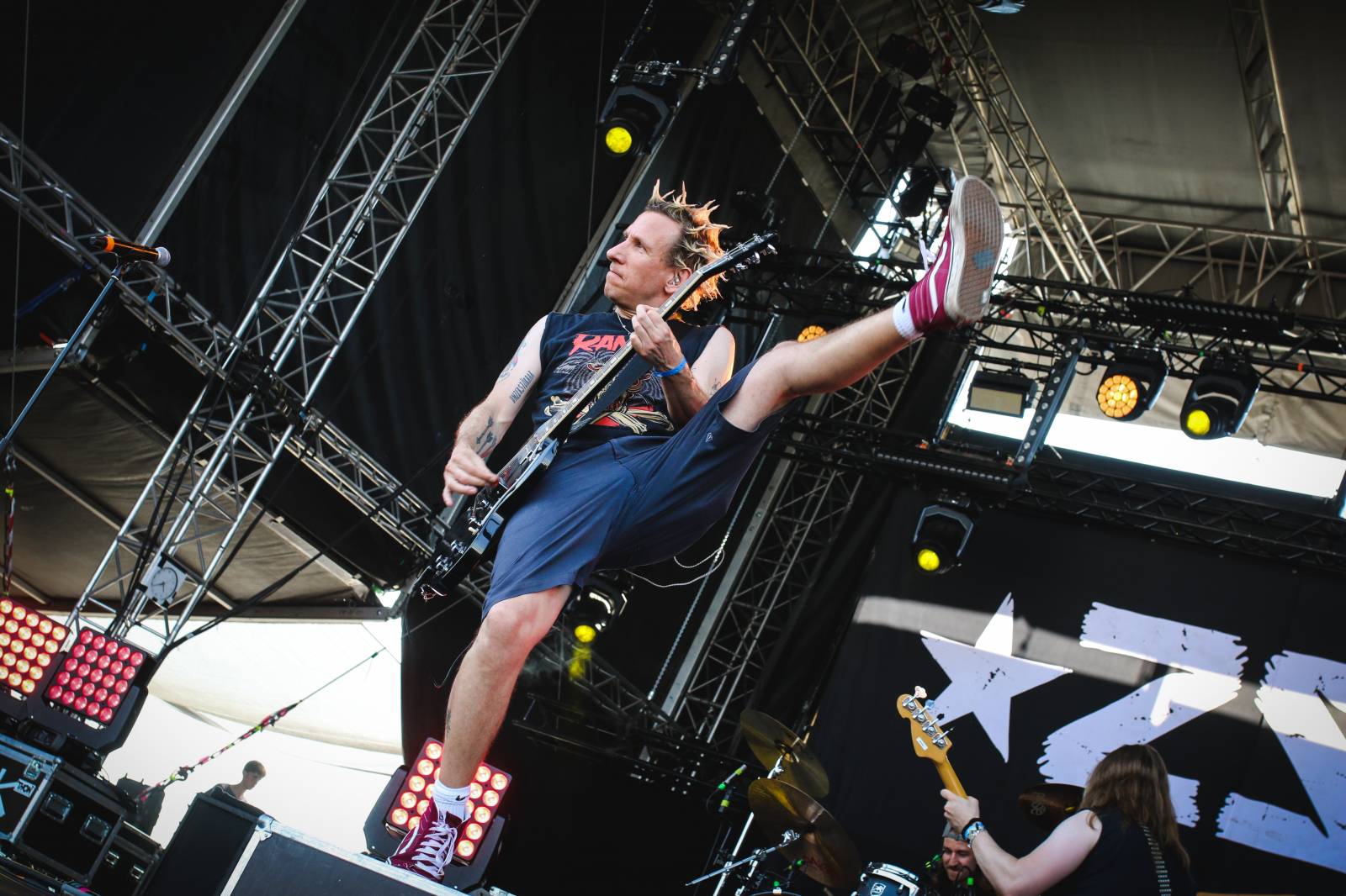 Mighty Sounds 2026, den druhý: Popelnicový riot, triumf Pennywise a noční tanec s The Baboon Show