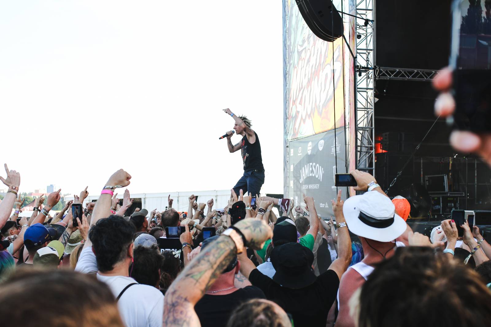 Mighty Sounds 2026, den druhý: Popelnicový riot, triumf Pennywise a noční tanec s The Baboon Show