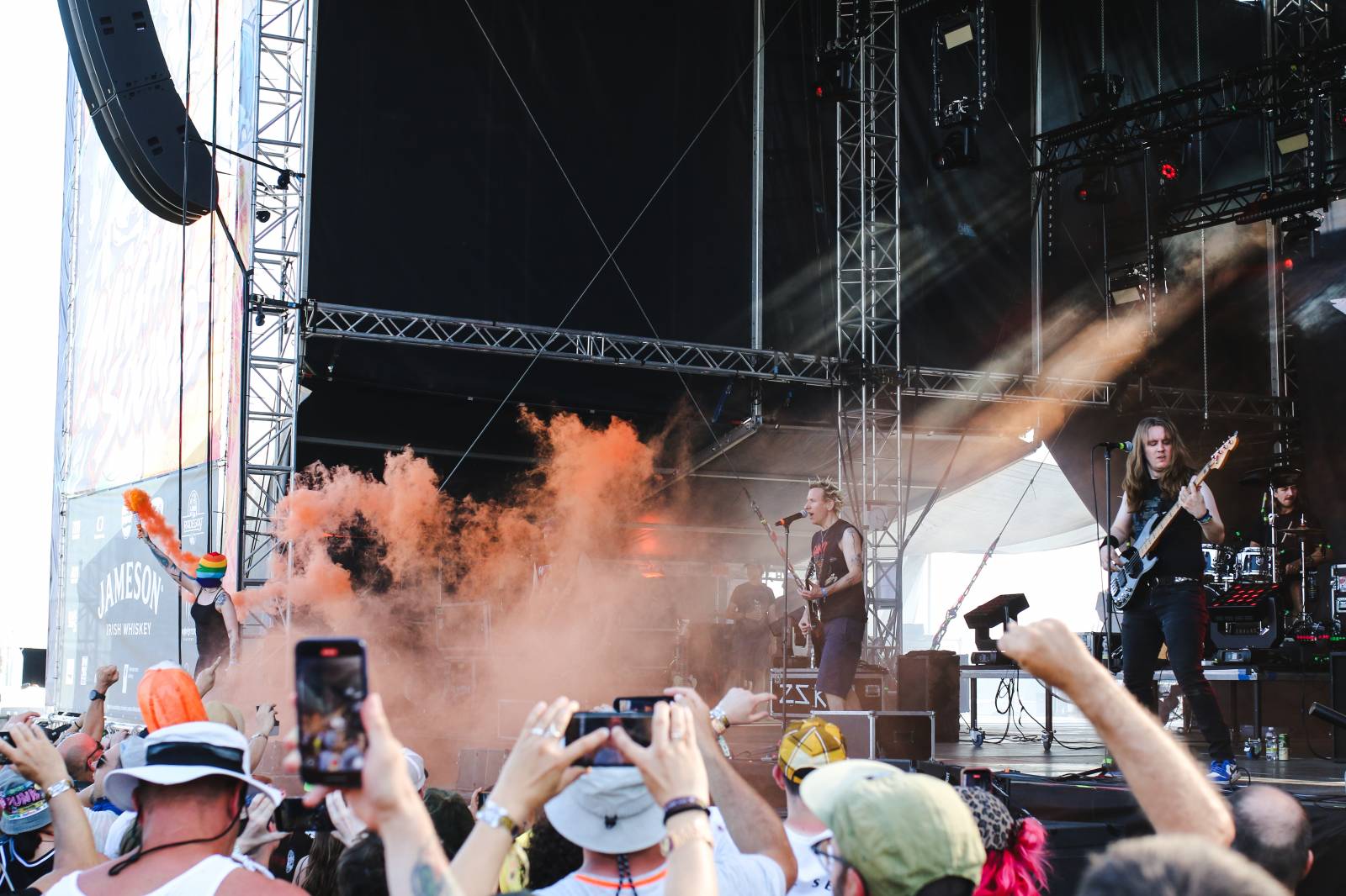 Mighty Sounds 2026, den druhý: Popelnicový riot, triumf Pennywise a noční tanec s The Baboon Show