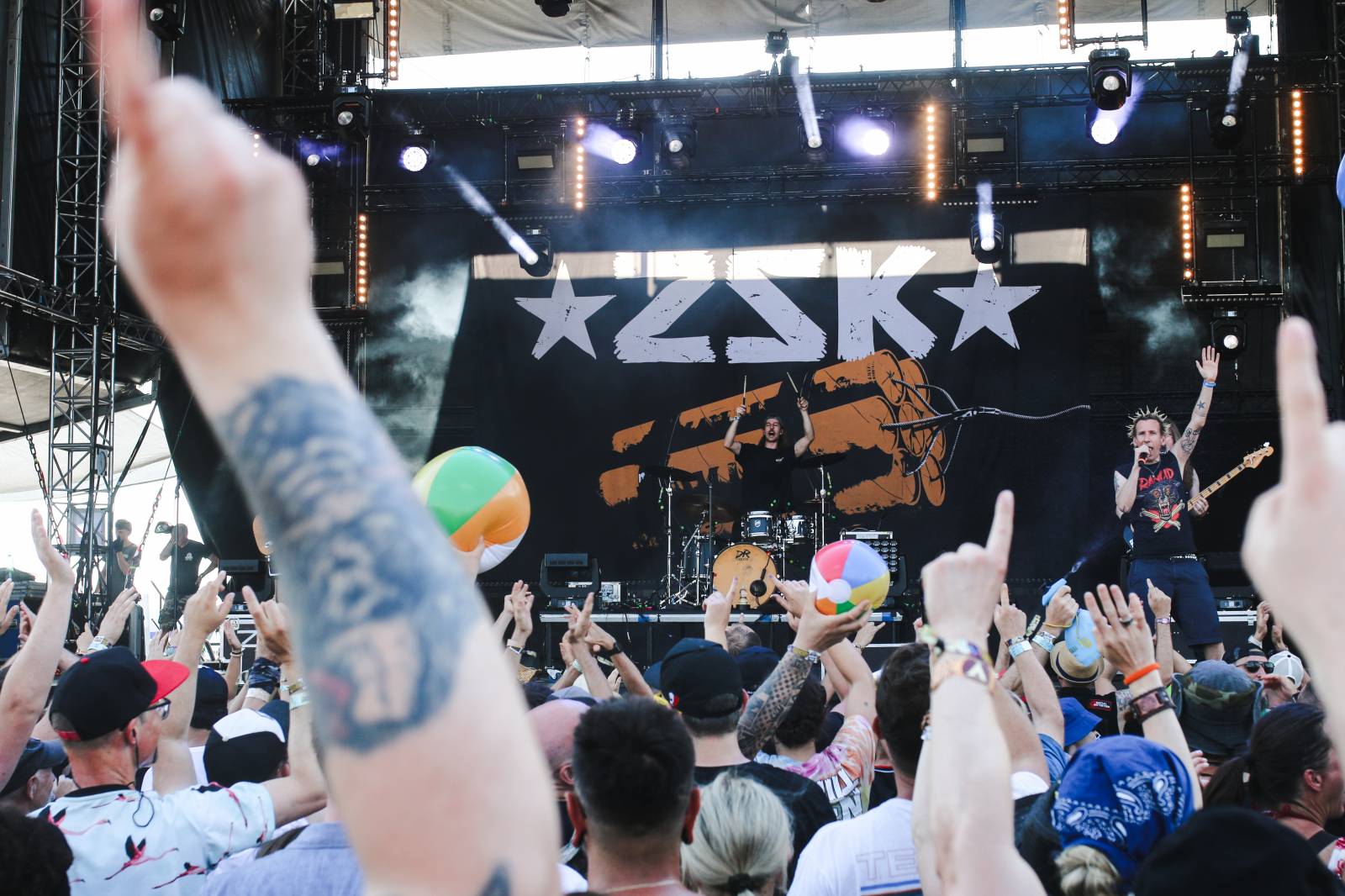 Mighty Sounds 2026, den druhý: Popelnicový riot, triumf Pennywise a noční tanec s The Baboon Show