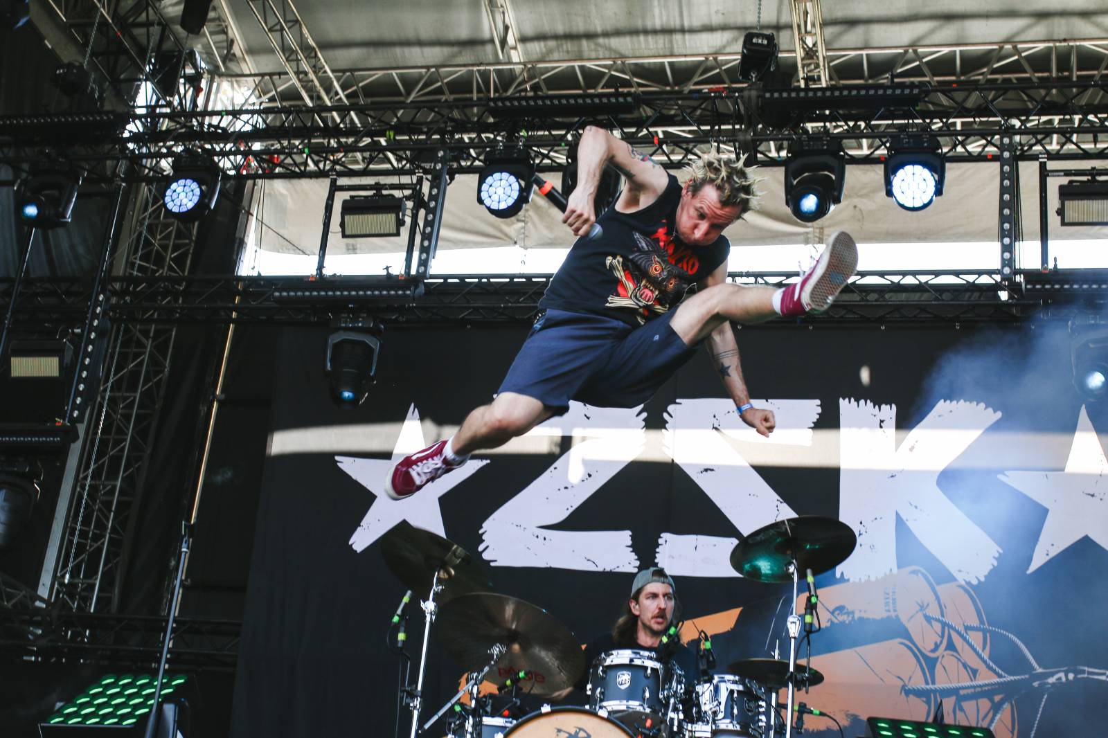 Mighty Sounds 2026, den druhý: Popelnicový riot, triumf Pennywise a noční tanec s The Baboon Show