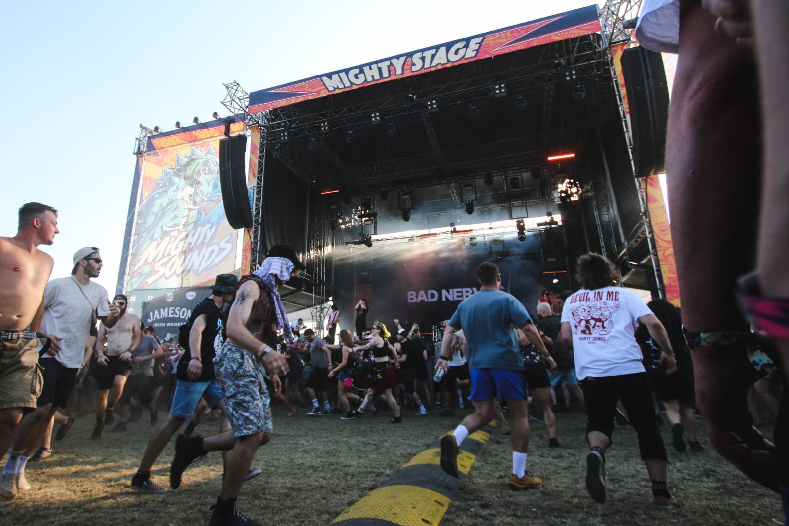 Mighty Sounds 2026, den druhý: Popelnicový riot, triumf Pennywise a noční tanec s The Baboon Show