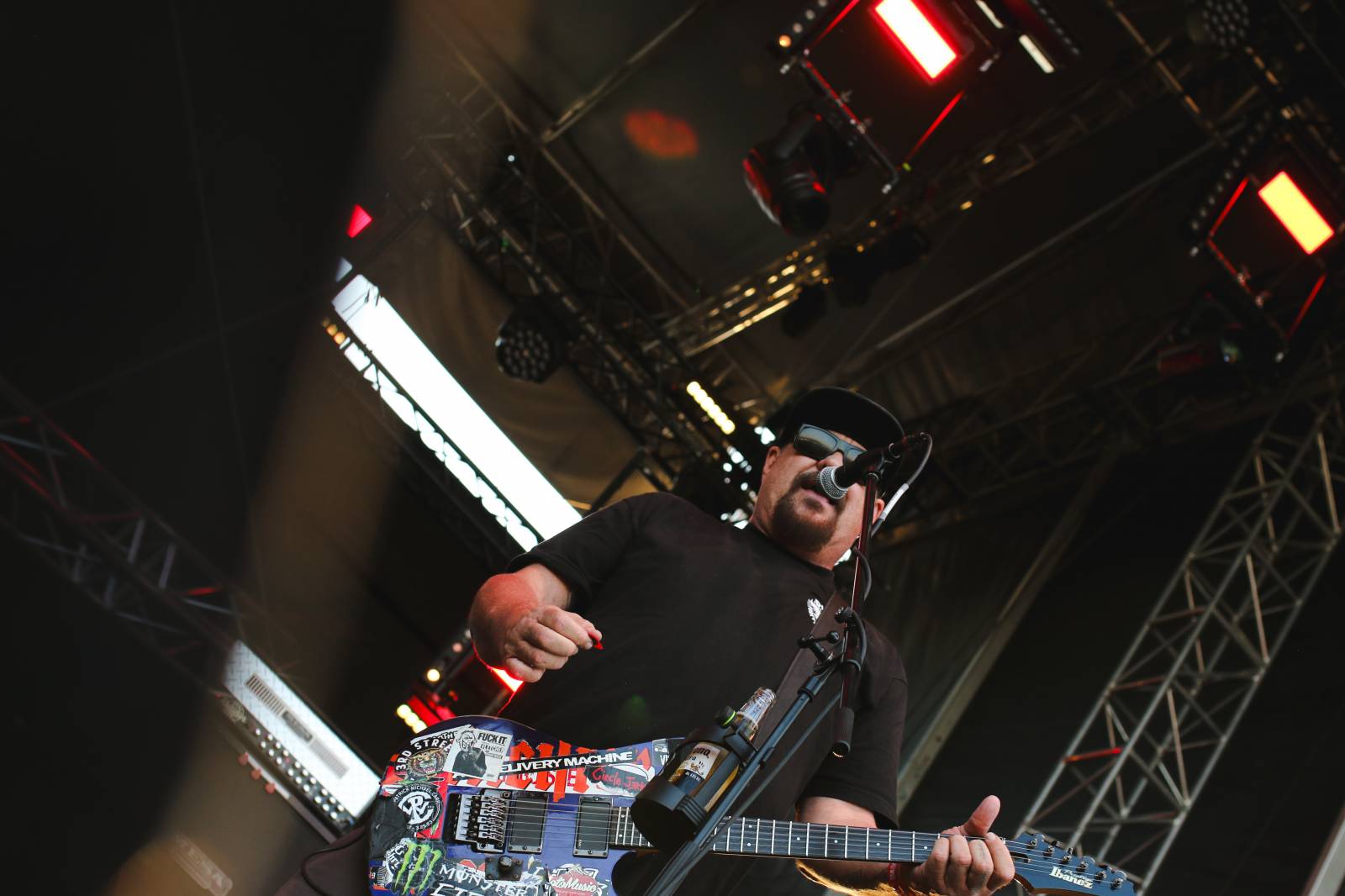 Mighty Sounds 2026, den druhý: Popelnicový riot, triumf Pennywise a noční tanec s The Baboon Show