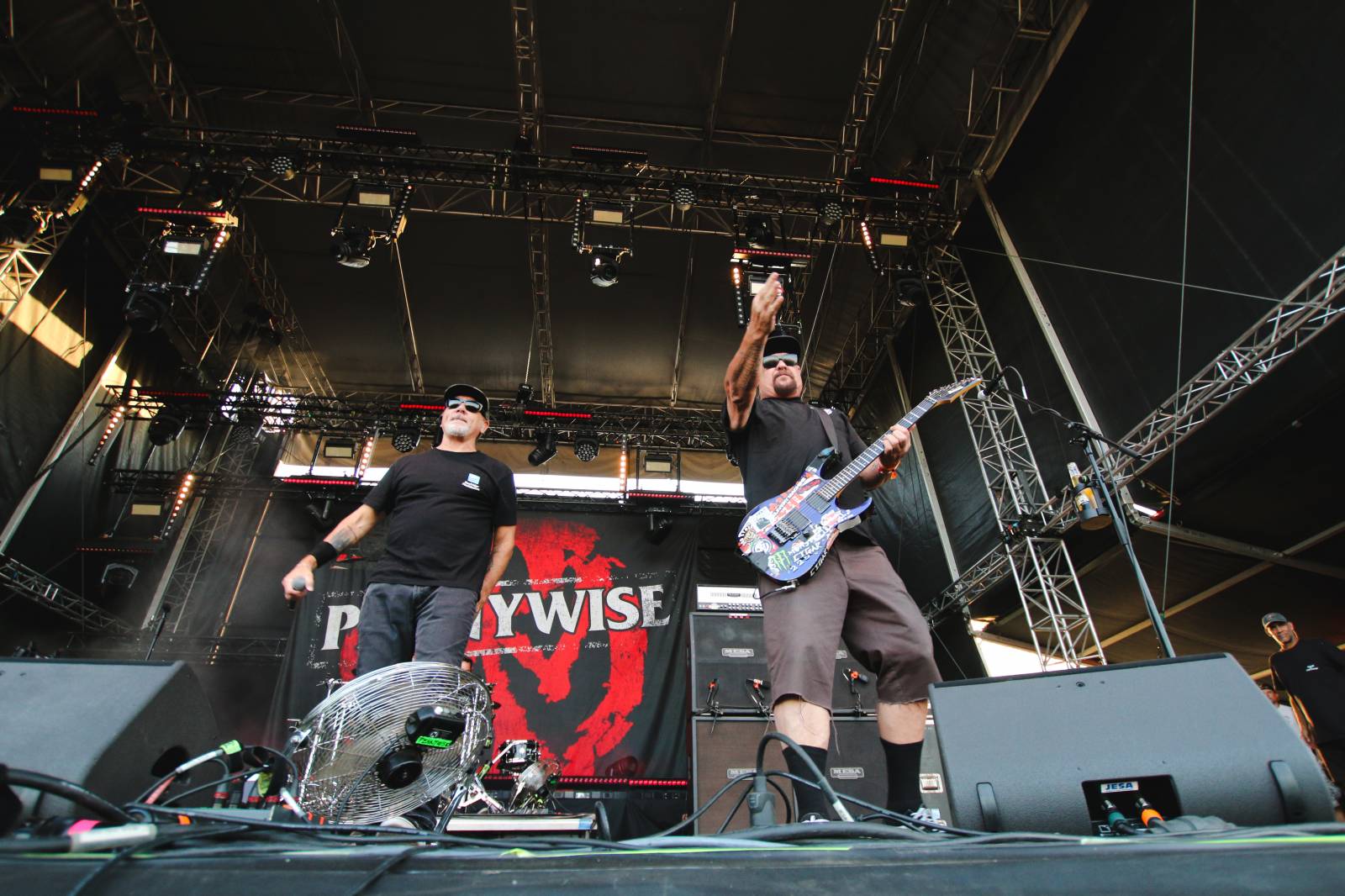 Mighty Sounds 2026, den druhý: Popelnicový riot, triumf Pennywise a noční tanec s The Baboon Show