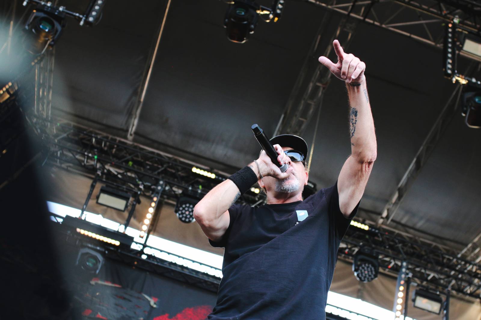 Mighty Sounds 2026, den druhý: Popelnicový riot, triumf Pennywise a noční tanec s The Baboon Show
