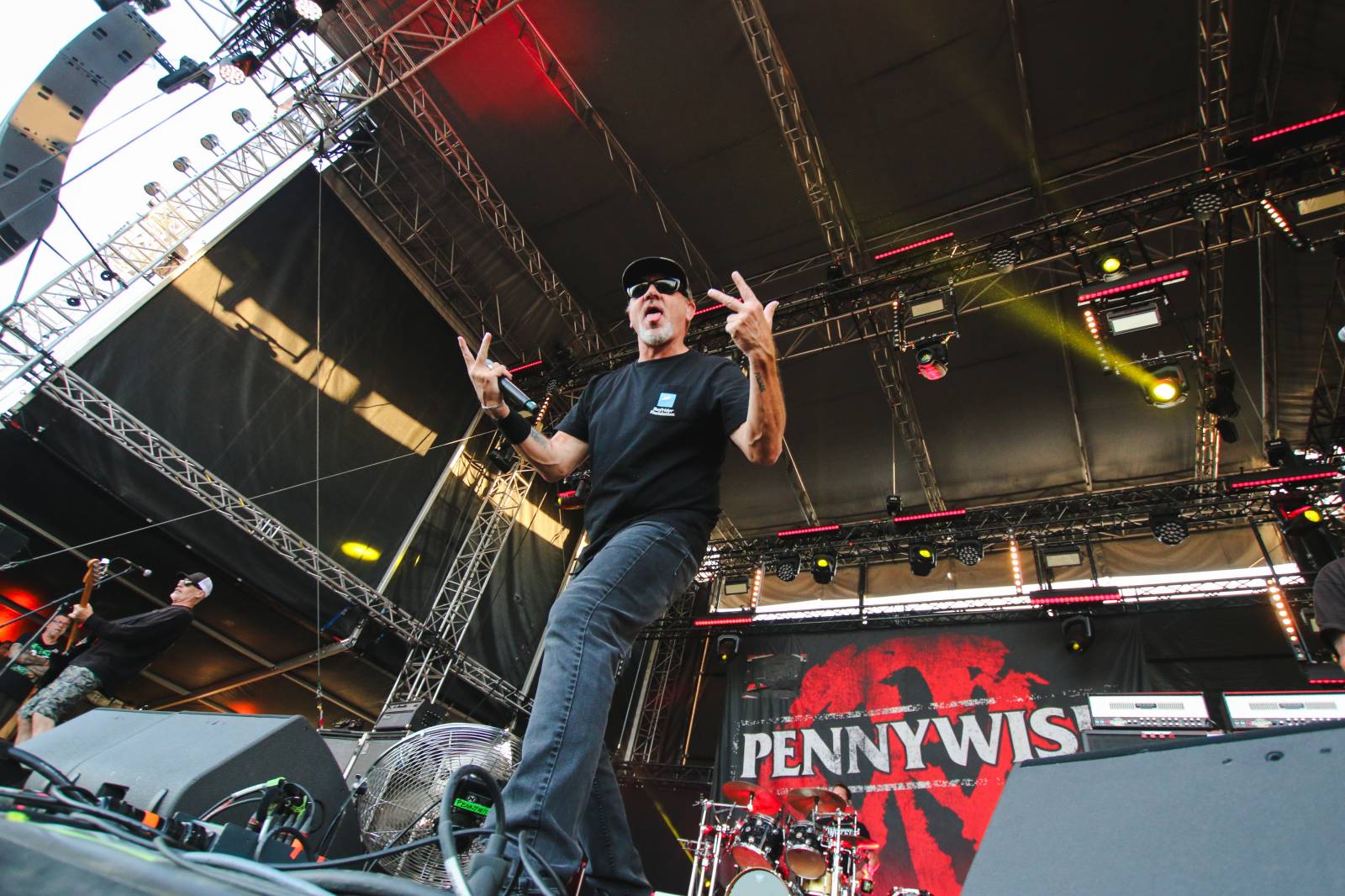 Mighty Sounds 2026, den druhý: Popelnicový riot, triumf Pennywise a noční tanec s The Baboon Show