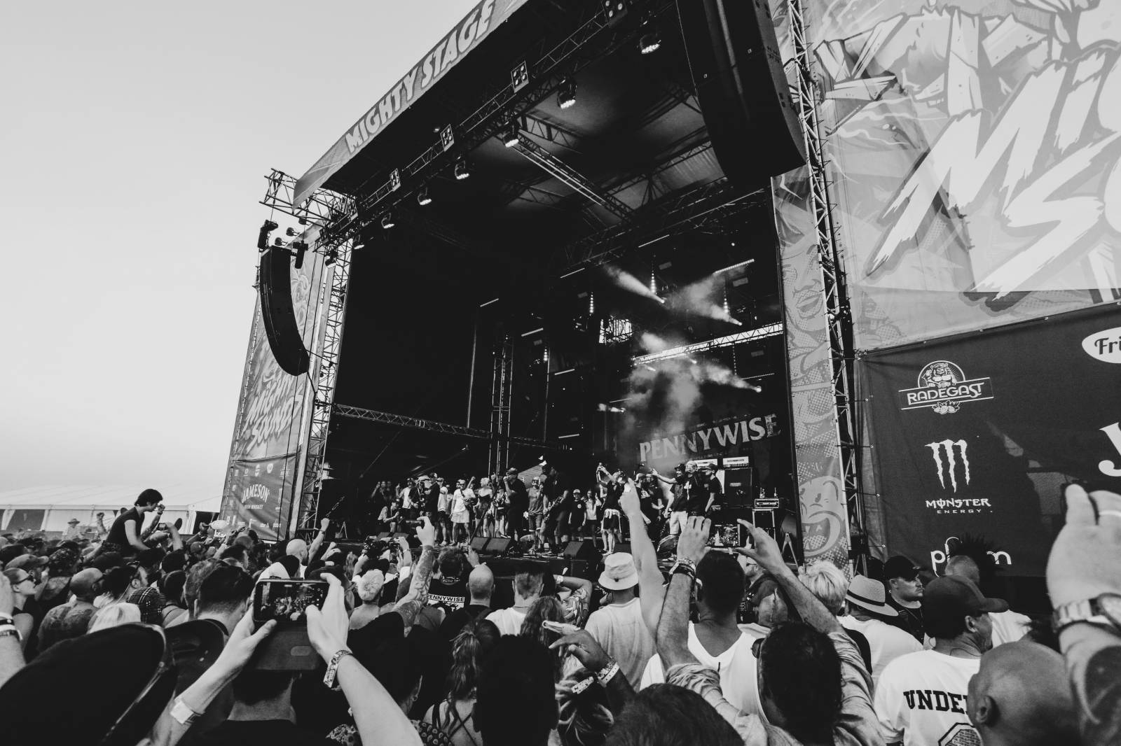 Mighty Sounds 2026, den druhý: Popelnicový riot, triumf Pennywise a noční tanec s The Baboon Show