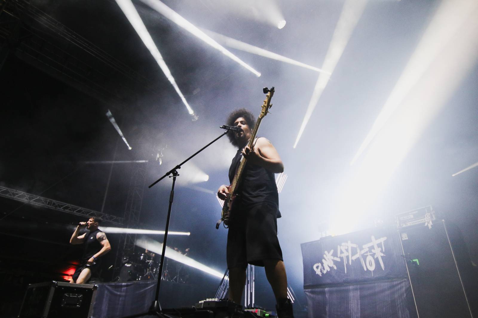 Mighty Sounds 2026, den druhý: Popelnicový riot, triumf Pennywise a noční tanec s The Baboon Show