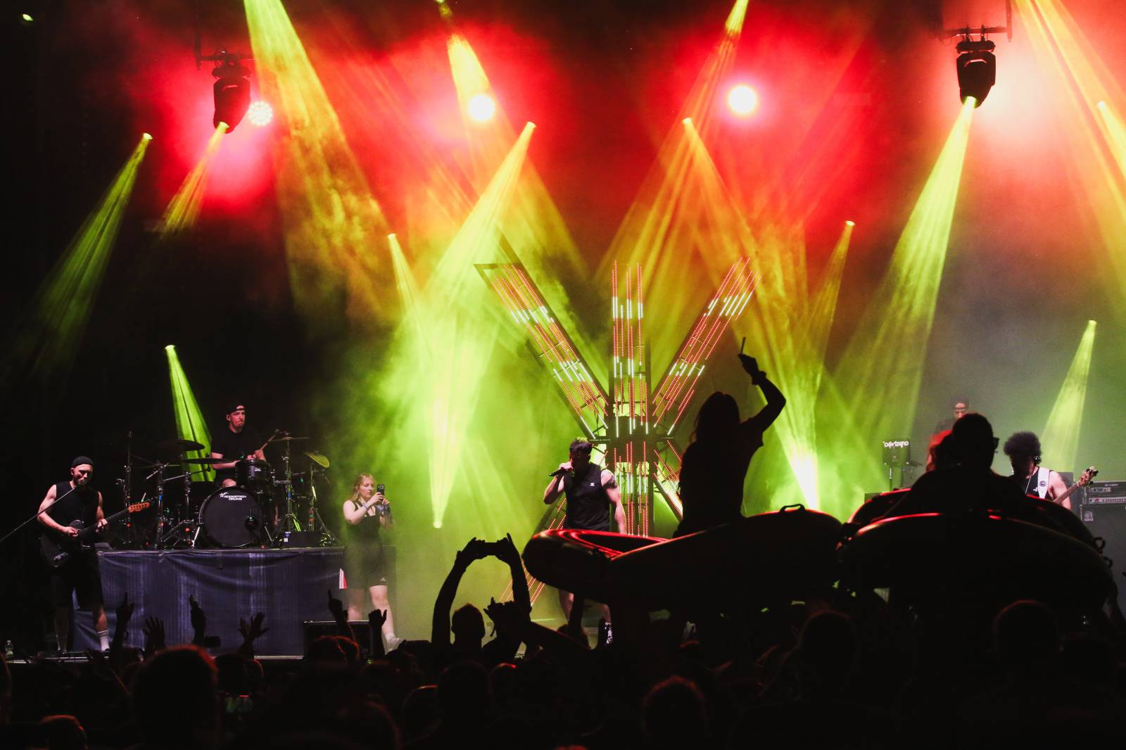 Mighty Sounds 2026, den druhý: Popelnicový riot, triumf Pennywise a noční tanec s The Baboon Show