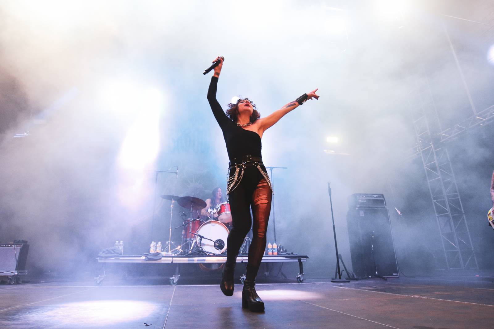 Mighty Sounds 2026, den druhý: Popelnicový riot, triumf Pennywise a noční tanec s The Baboon Show