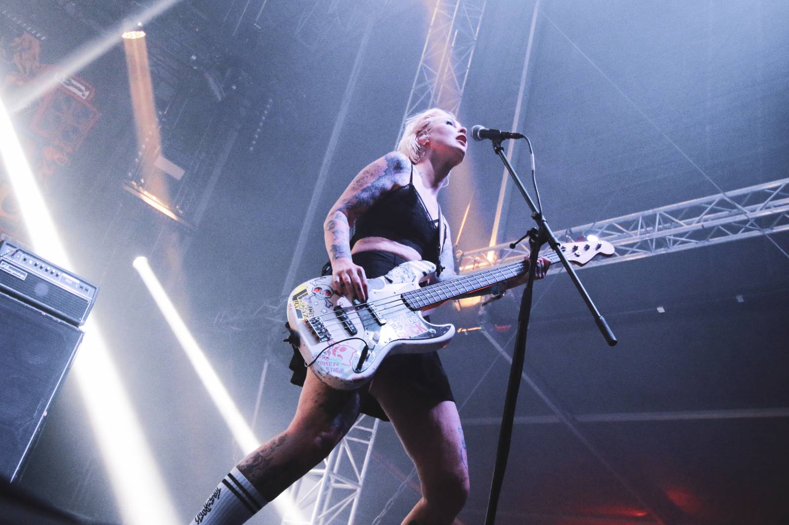 Mighty Sounds 2026, den druhý: Popelnicový riot, triumf Pennywise a noční tanec s The Baboon Show