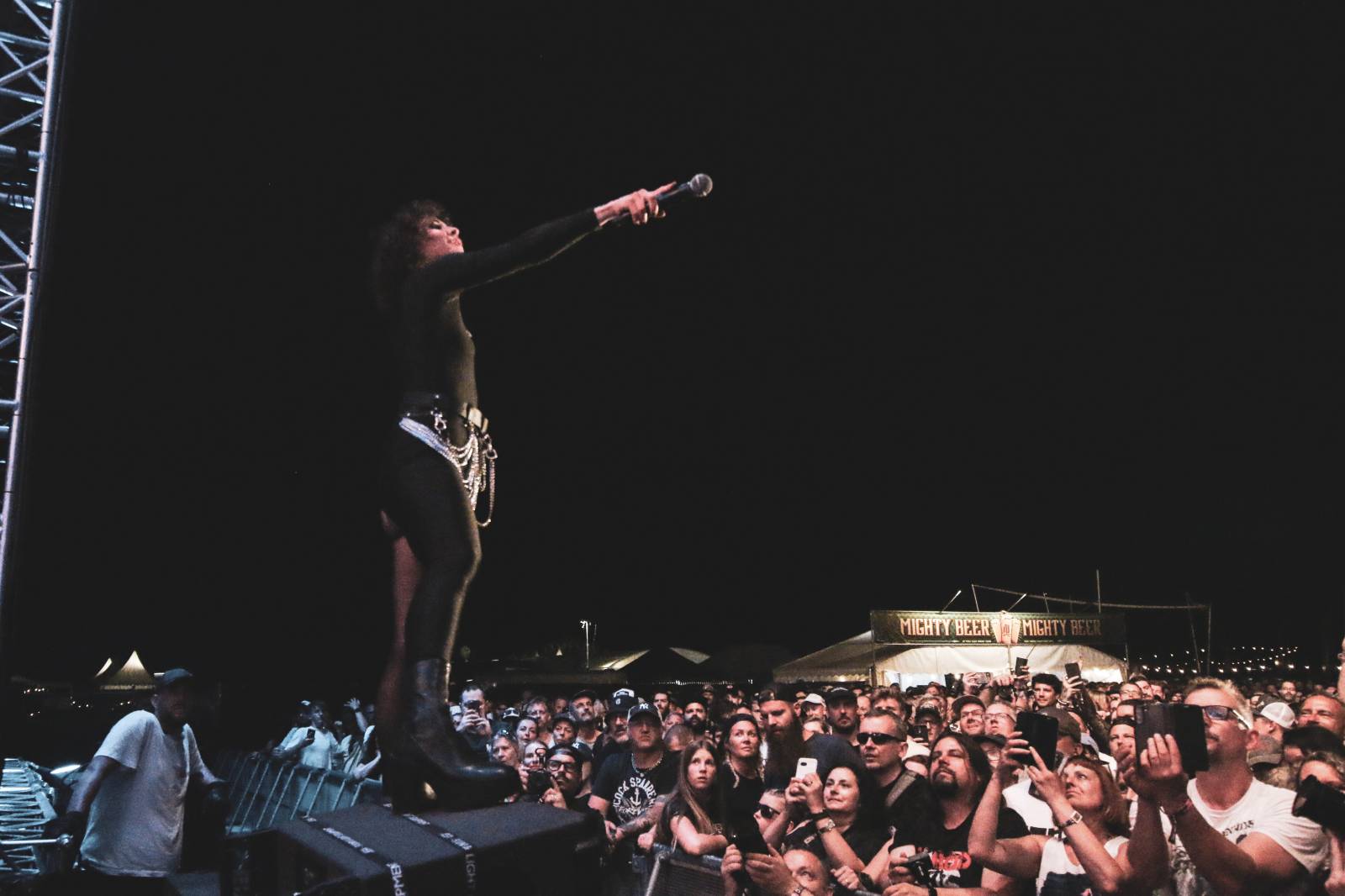 Mighty Sounds 2026, den druhý: Popelnicový riot, triumf Pennywise a noční tanec s The Baboon Show
