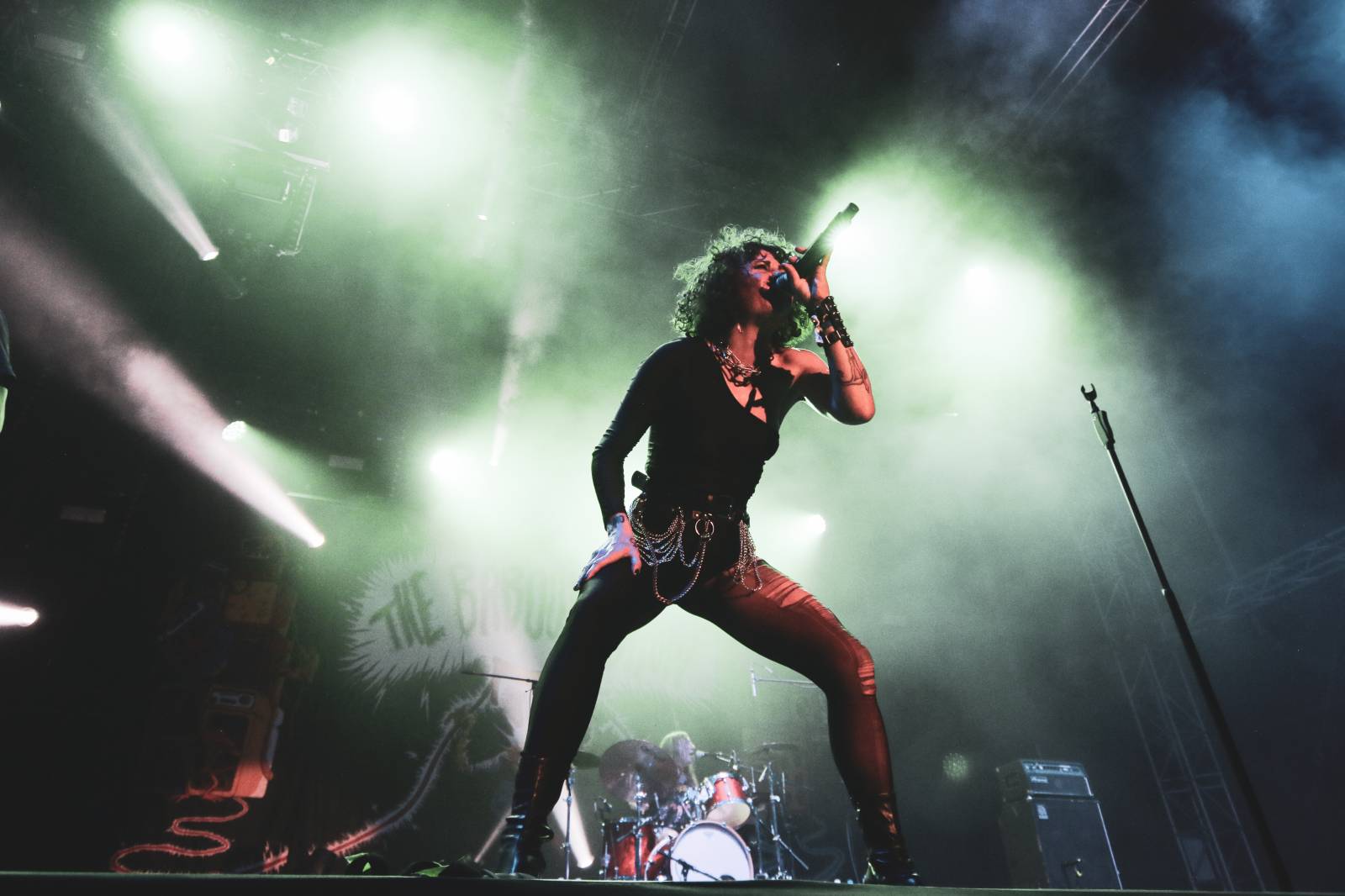 Mighty Sounds 2026, den druhý: Popelnicový riot, triumf Pennywise a noční tanec s The Baboon Show