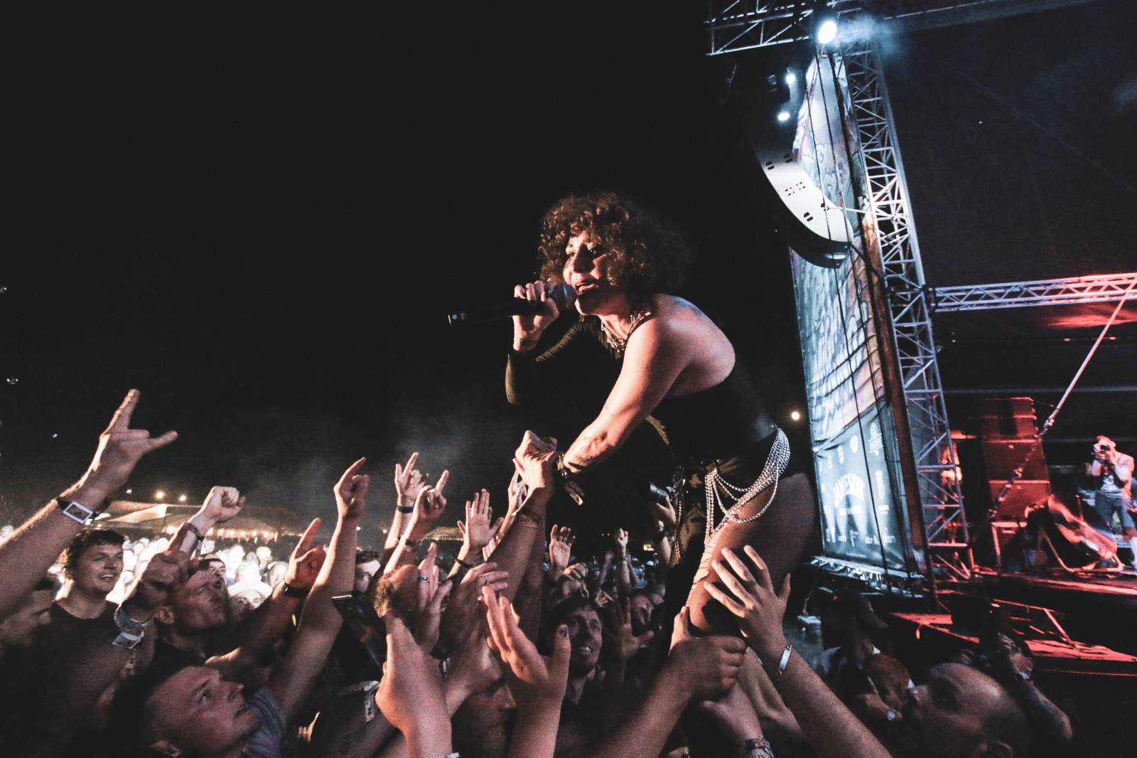 Mighty Sounds 2026, den druhý: Popelnicový riot, triumf Pennywise a noční tanec s The Baboon Show
