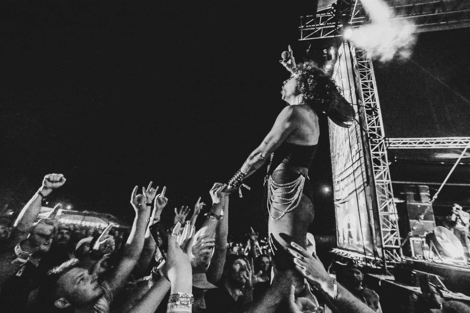Mighty Sounds 2026, den druhý: Popelnicový riot, triumf Pennywise a noční tanec s The Baboon Show