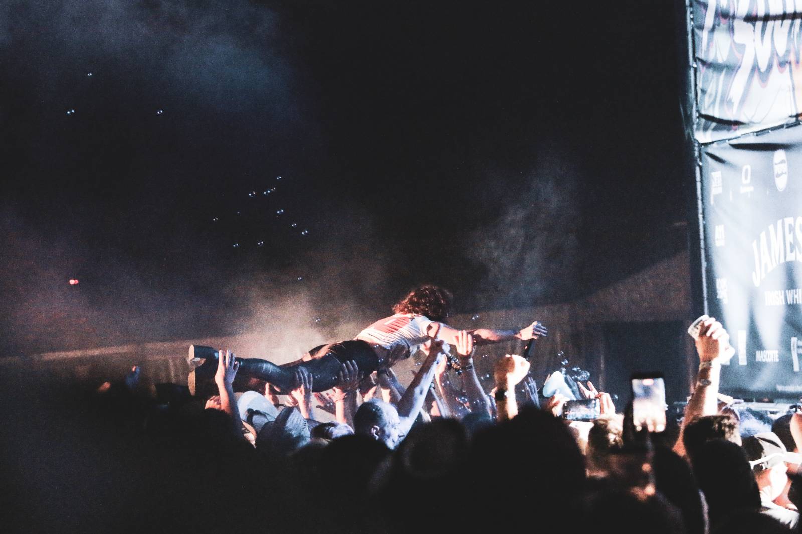 Mighty Sounds 2026, den druhý: Popelnicový riot, triumf Pennywise a noční tanec s The Baboon Show