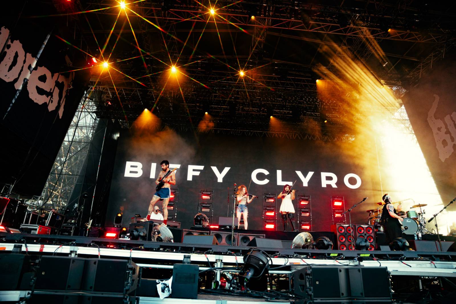 Yungblud přivezl do Česka svůj Bludfest. Přivezl svou přítelkyni Jesse Jo Stark, Biffy Claro i Češku Pam Rabbit