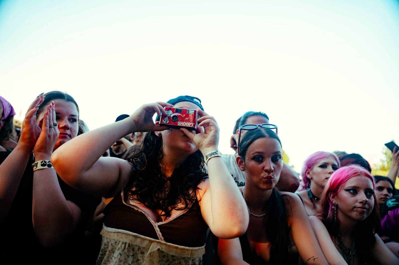 Yungblud přivezl do Česka svůj Bludfest. Přivezl svou přítelkyni Jesse Jo Stark, Biffy Claro i Češku Pam Rabbit