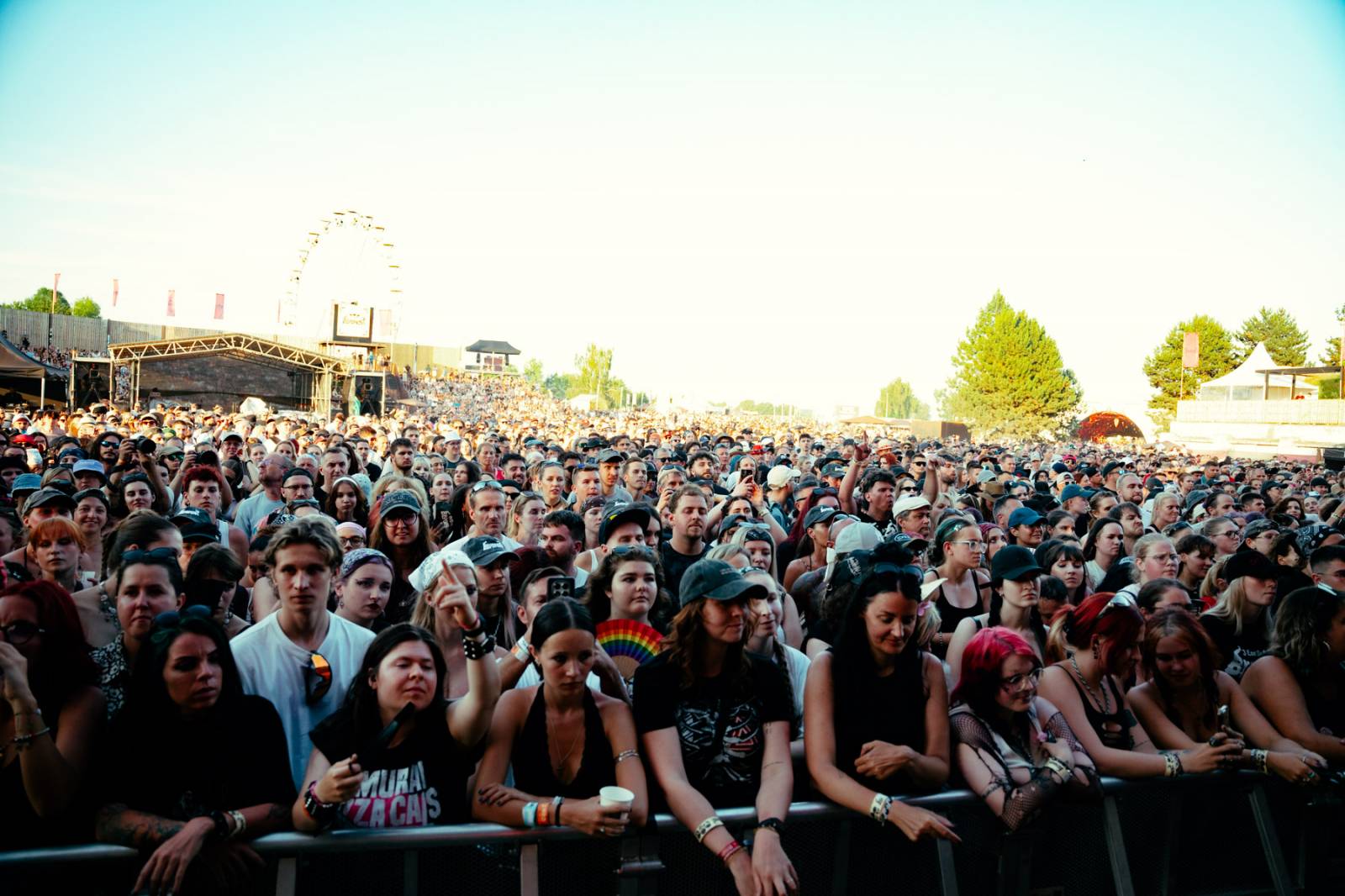 Yungblud přivezl do Česka svůj Bludfest. Přivezl svou přítelkyni Jesse Jo Stark, Biffy Claro i Češku Pam Rabbit