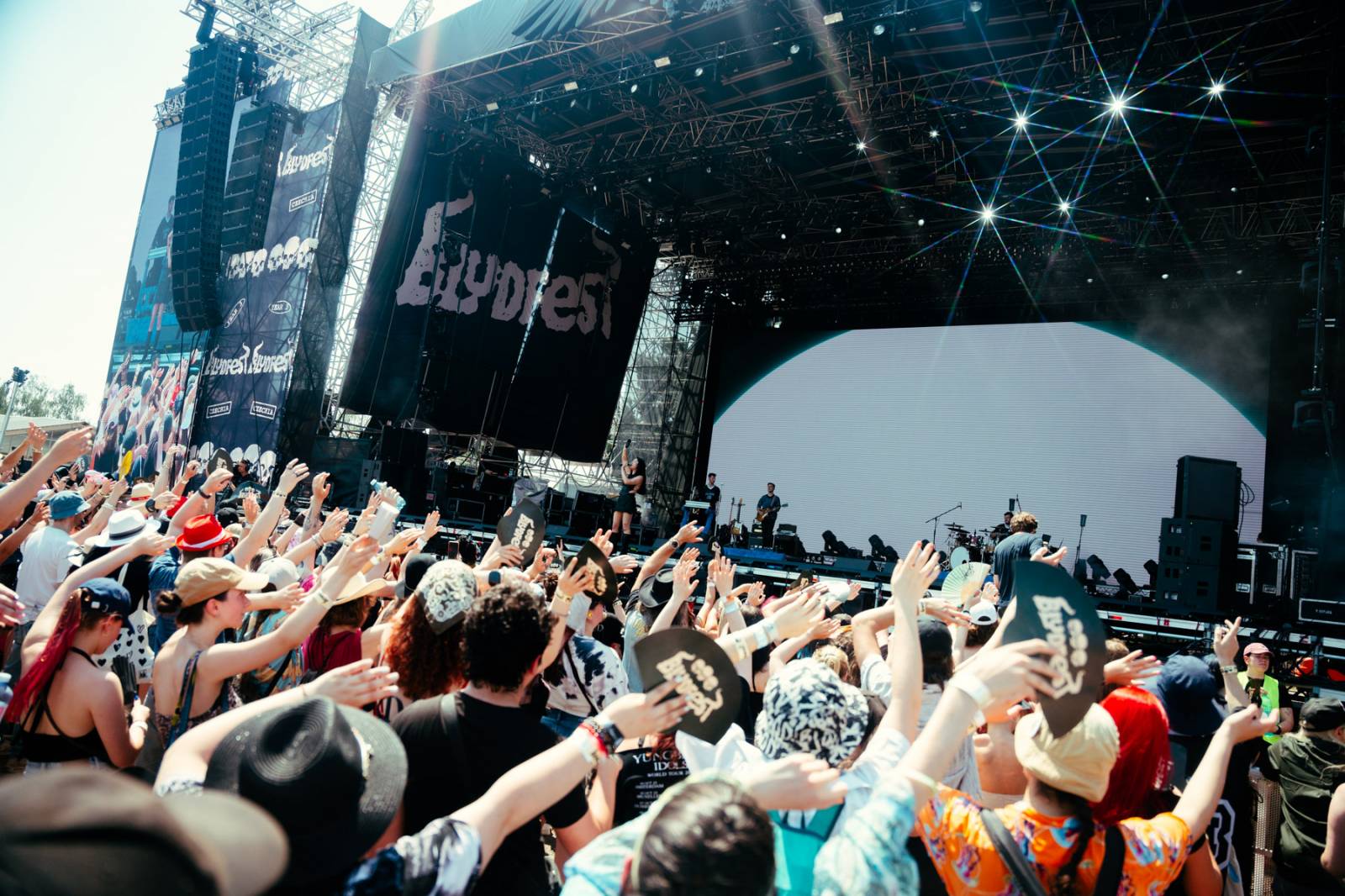 Yungblud přivezl do Česka svůj Bludfest. Přivezl svou přítelkyni Jesse Jo Stark, Biffy Claro i Češku Pam Rabbit