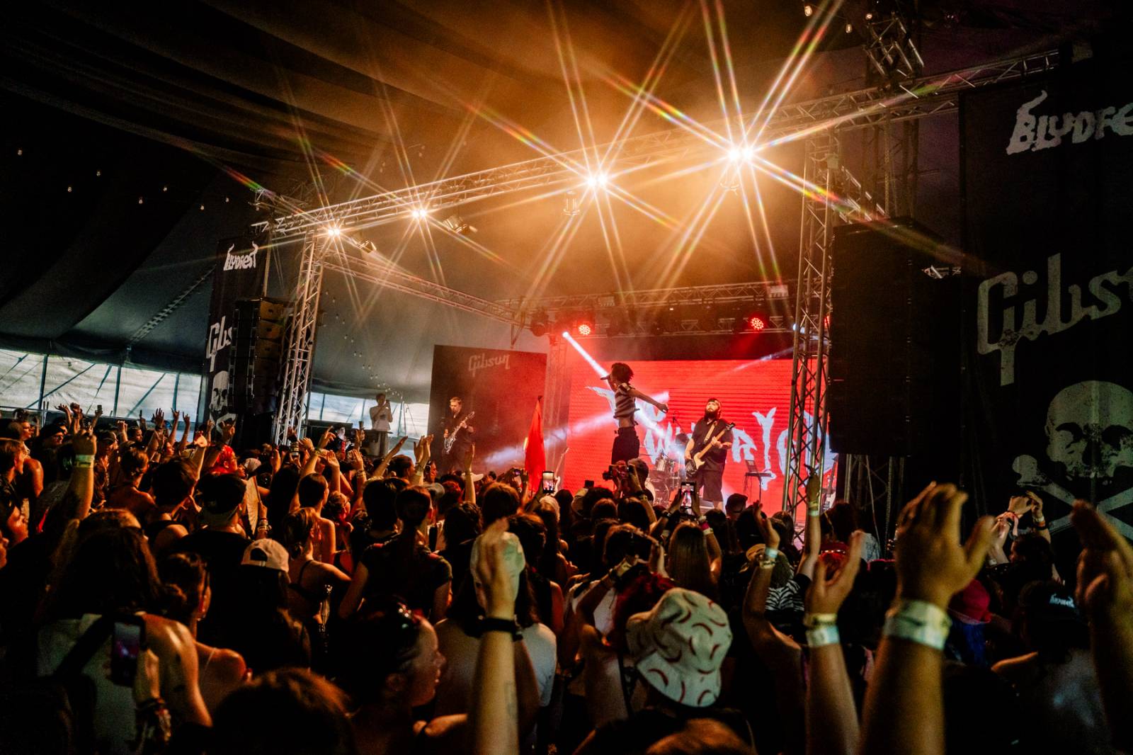 Yungblud přivezl do Česka svůj Bludfest. Přivezl svou přítelkyni Jesse Jo Stark, Biffy Claro i Češku Pam Rabbit