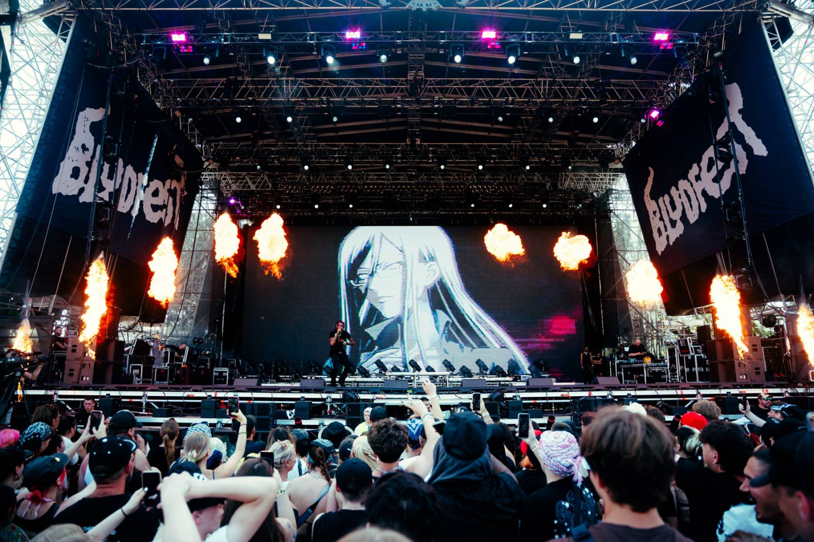 Yungblud přivezl do Česka svůj Bludfest. Přivezl svou přítelkyni Jesse Jo Stark, Biffy Claro i Češku Pam Rabbit