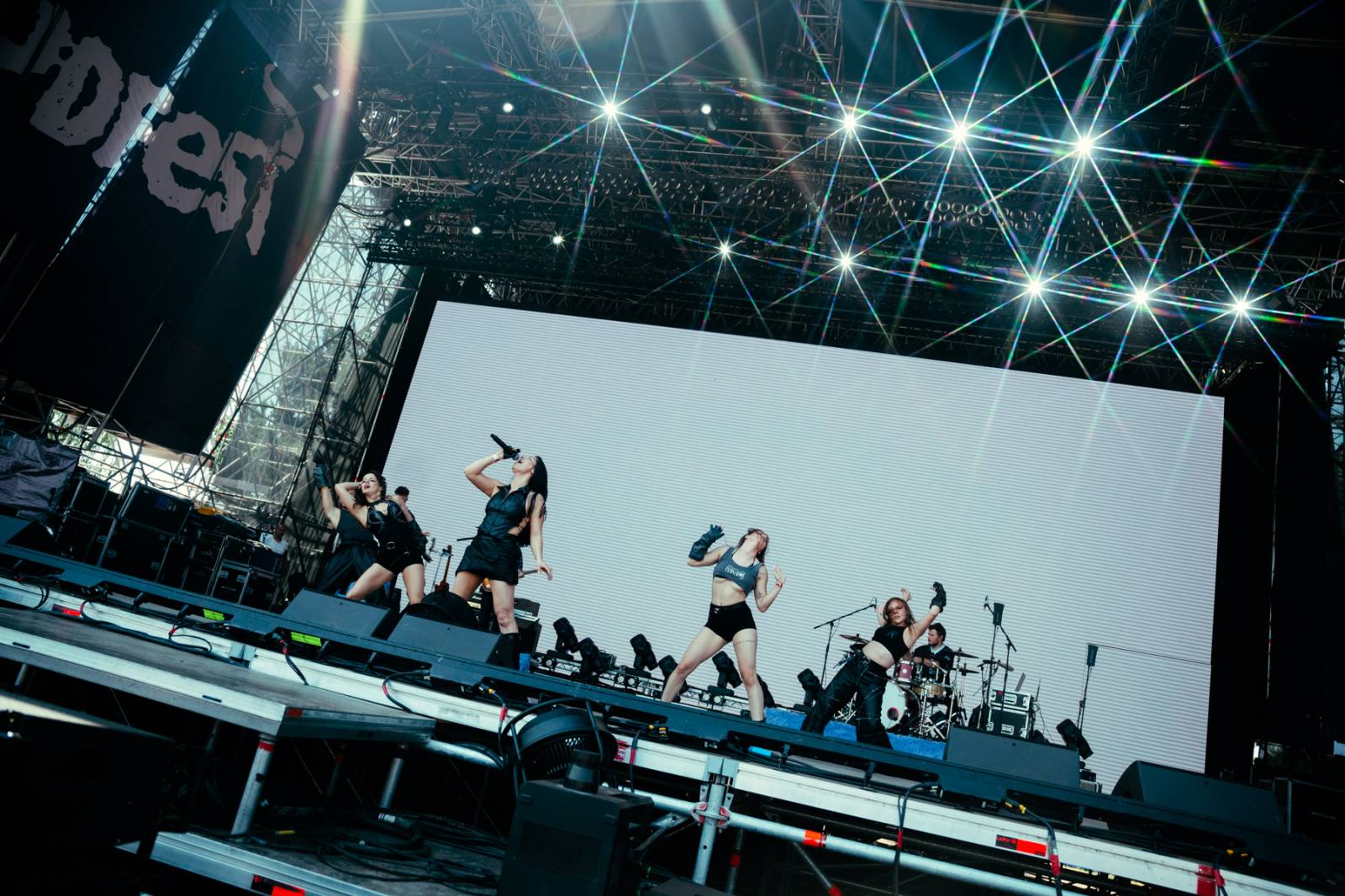 Yungblud přivezl do Česka svůj Bludfest. Přivezl svou přítelkyni Jesse Jo Stark, Biffy Claro i Češku Pam Rabbit