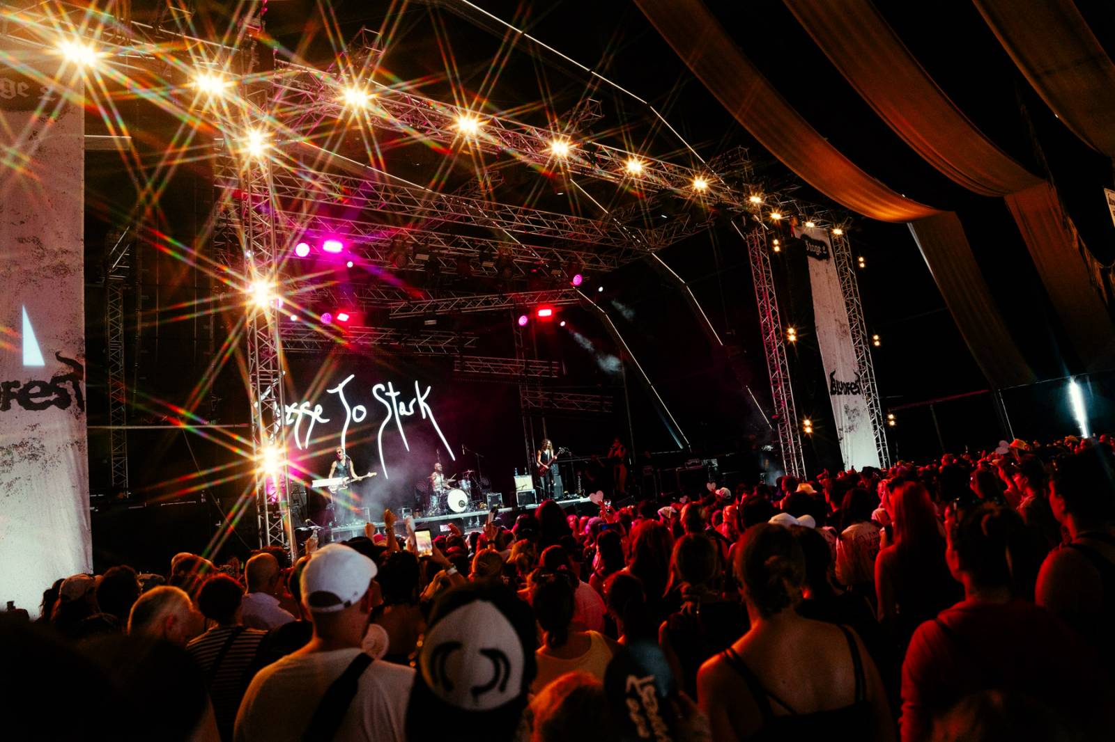 Yungblud přivezl do Česka svůj Bludfest. Přivezl svou přítelkyni Jesse Jo Stark, Biffy Claro i Češku Pam Rabbit