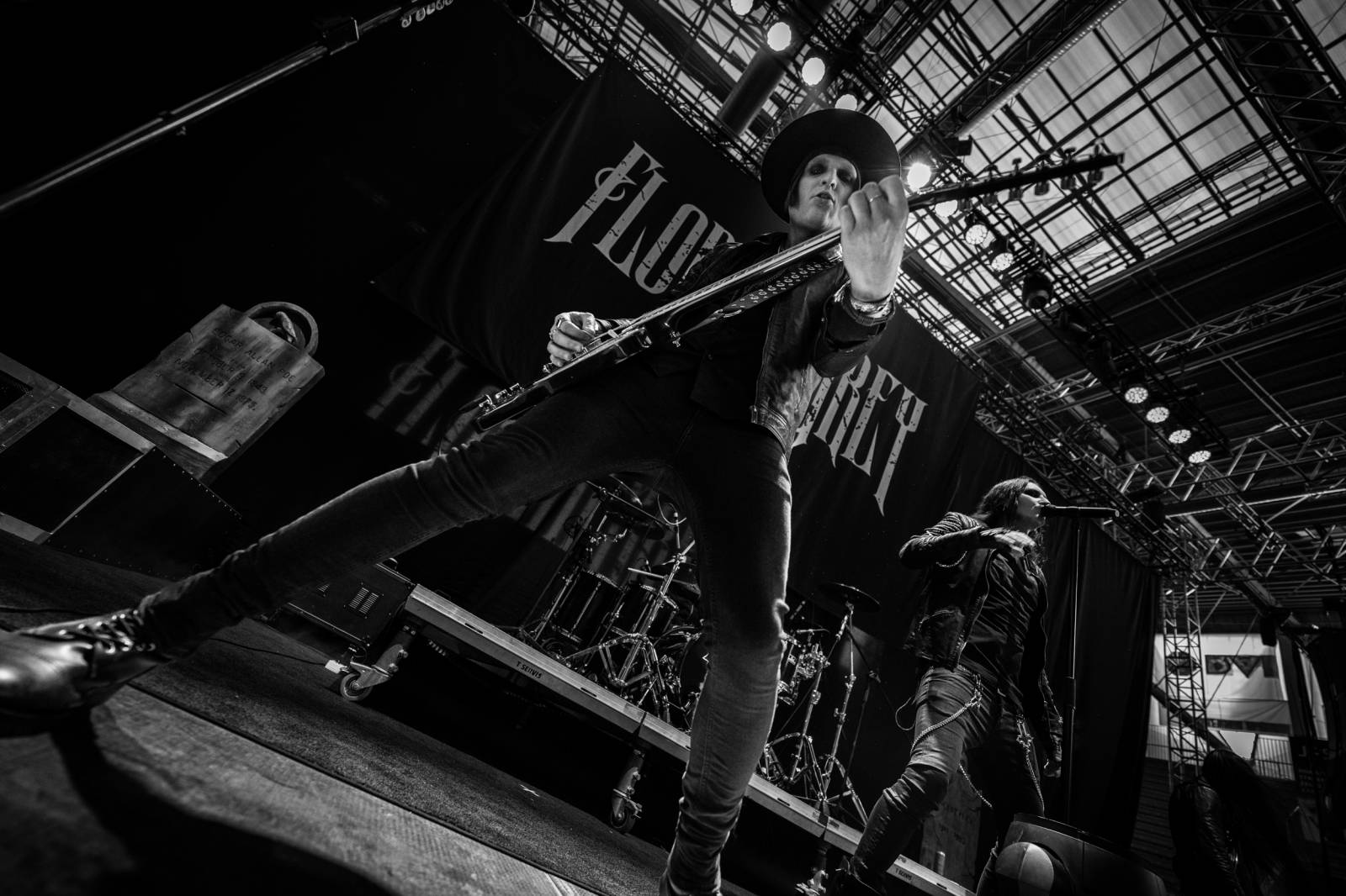 Alice Cooper si nechal v Plzni useknout hlavu a probodl fotografa