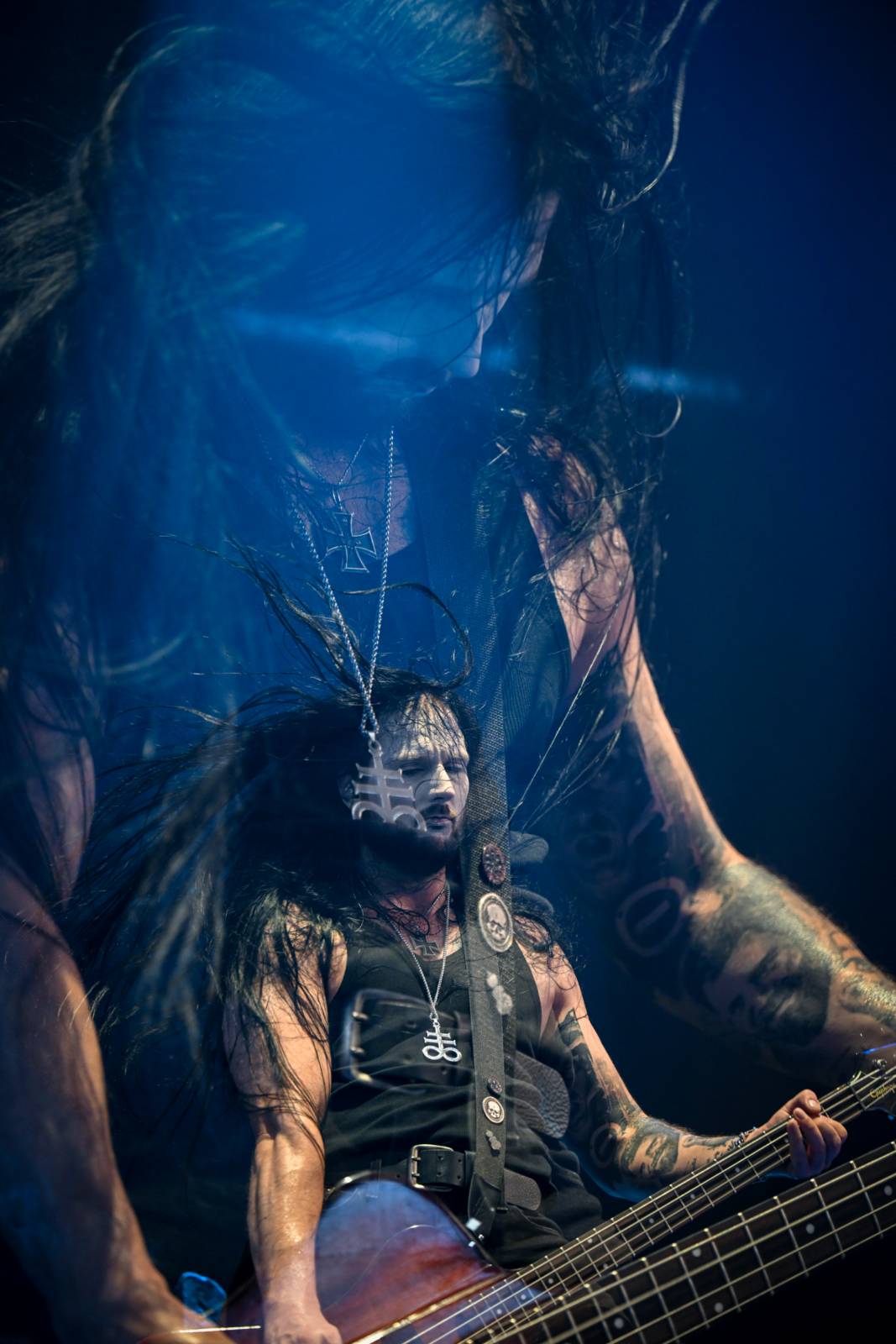 Alice Cooper si nechal v Plzni useknout hlavu a probodl fotografa