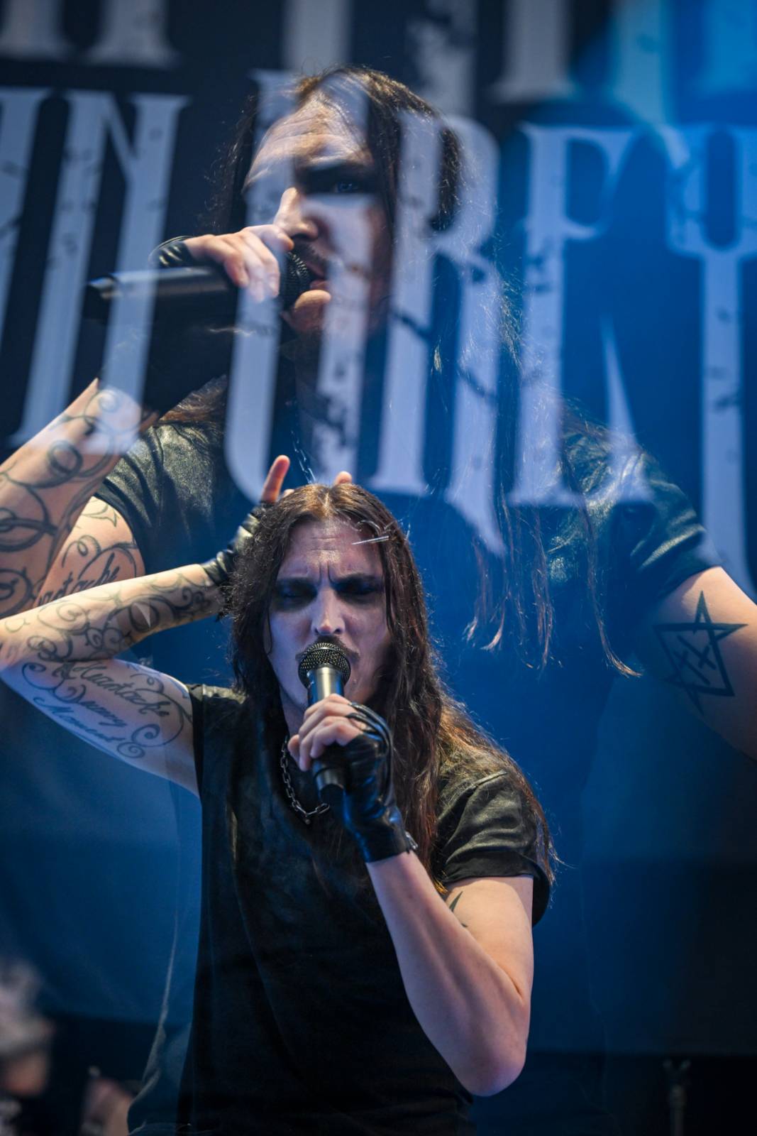Alice Cooper si nechal v Plzni useknout hlavu a probodl fotografa