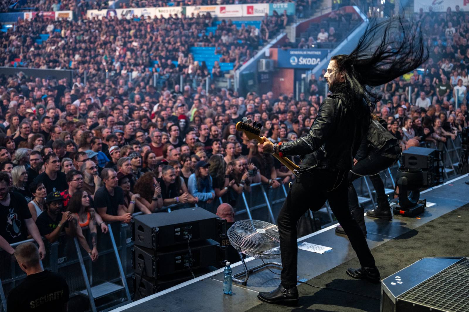 Alice Cooper si nechal v Plzni useknout hlavu a probodl fotografa