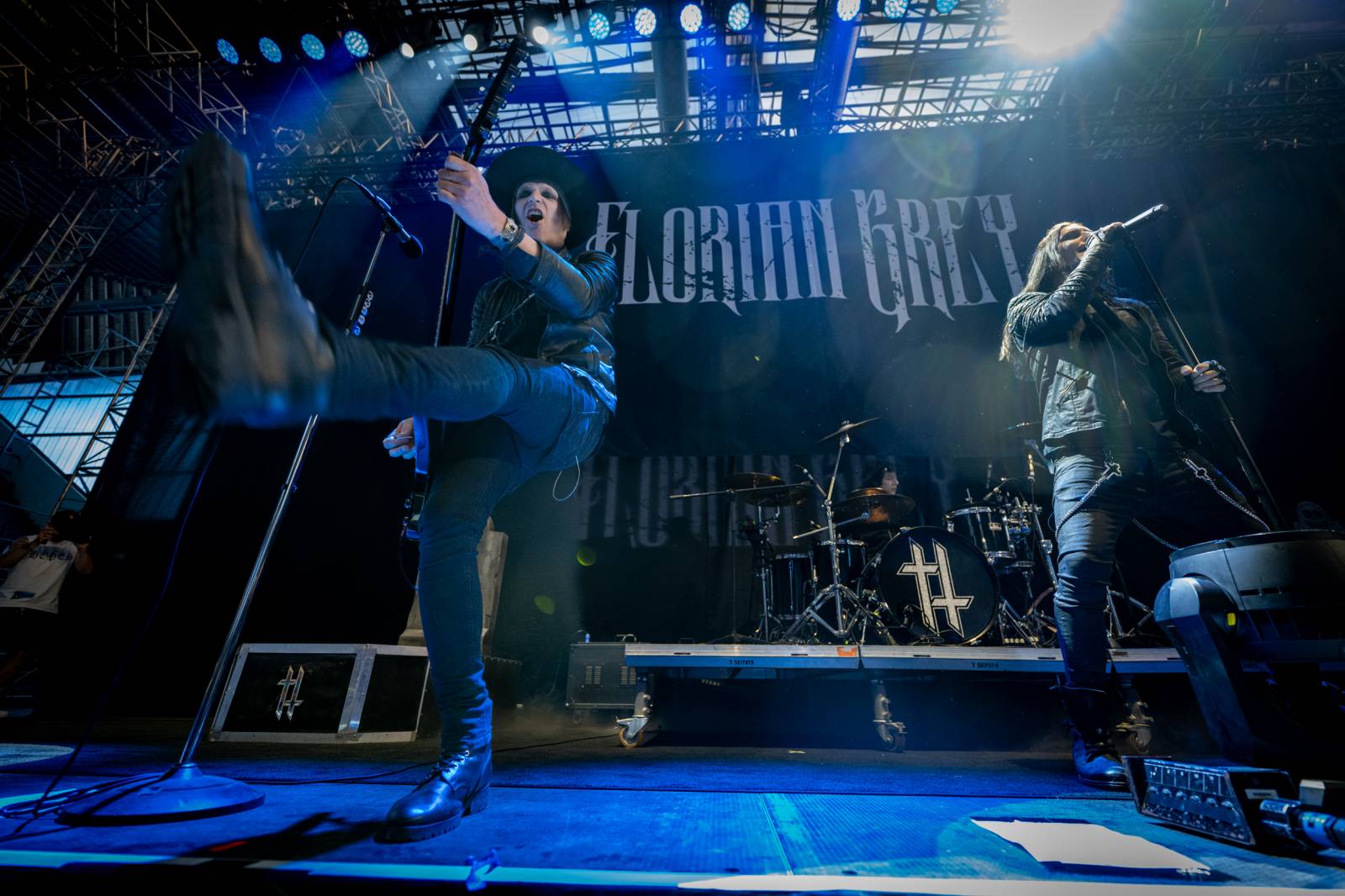 Alice Cooper si nechal v Plzni useknout hlavu a probodl fotografa