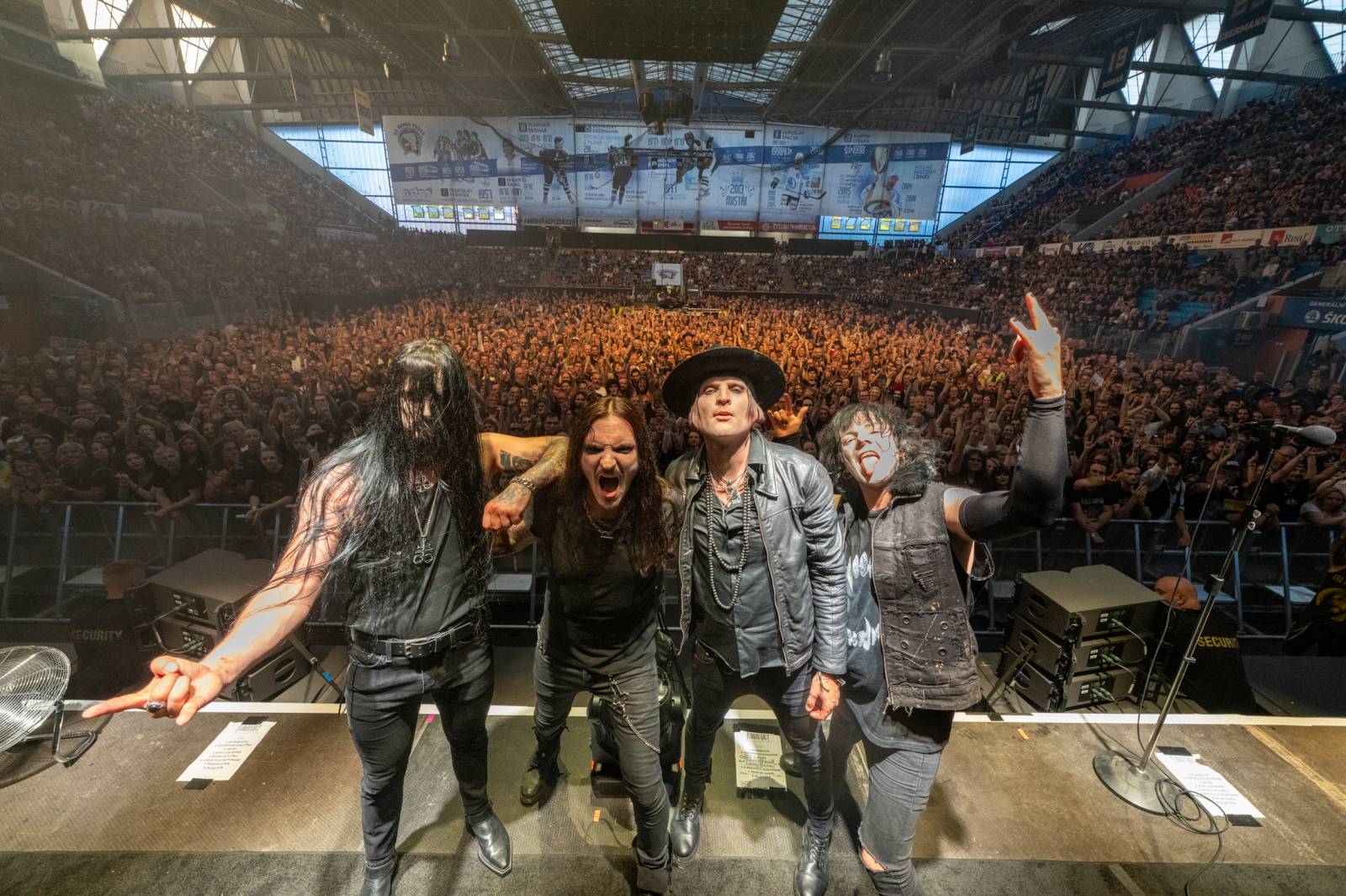 Alice Cooper si nechal v Plzni useknout hlavu a probodl fotografa