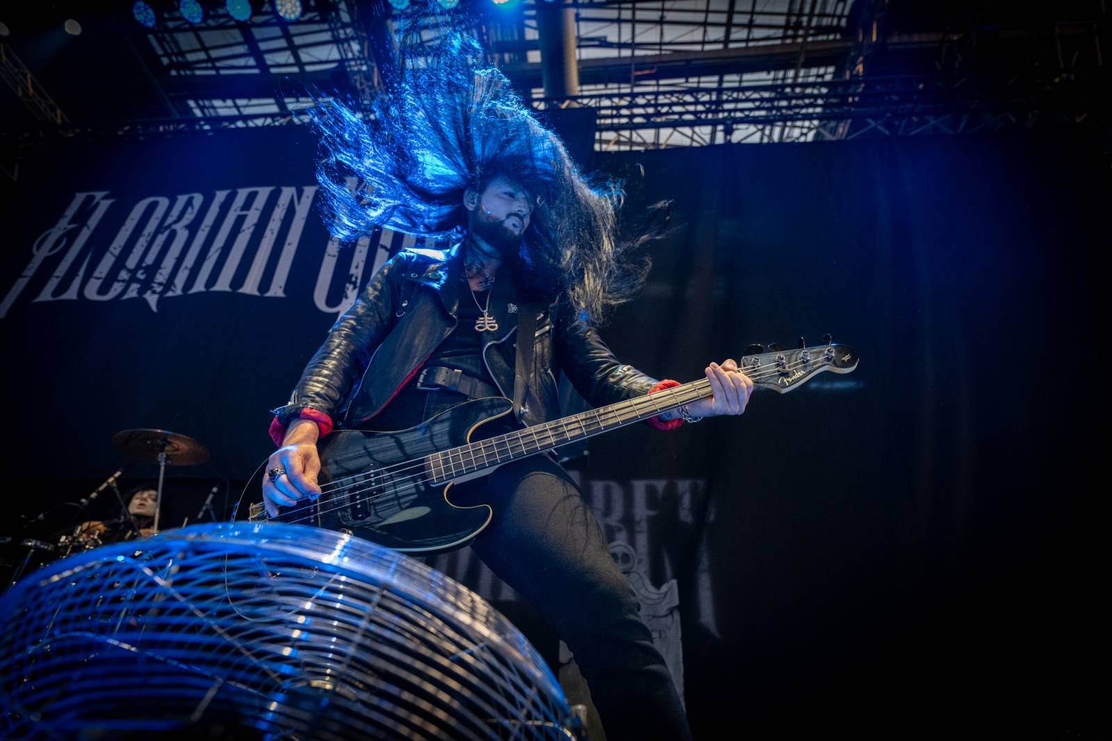 Alice Cooper si nechal v Plzni useknout hlavu a probodl fotografa