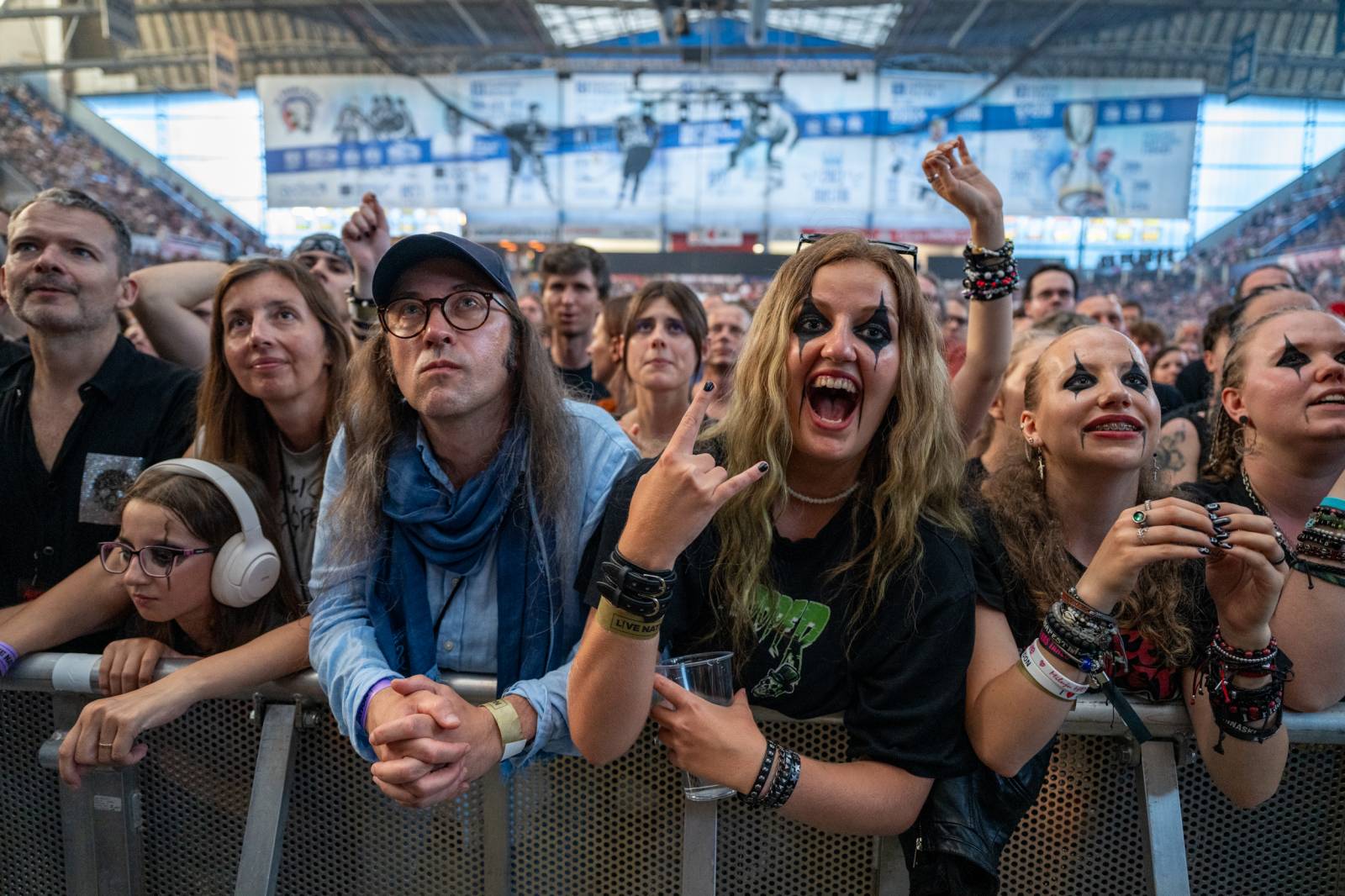 Alice Cooper si nechal v Plzni useknout hlavu a probodl fotografa
