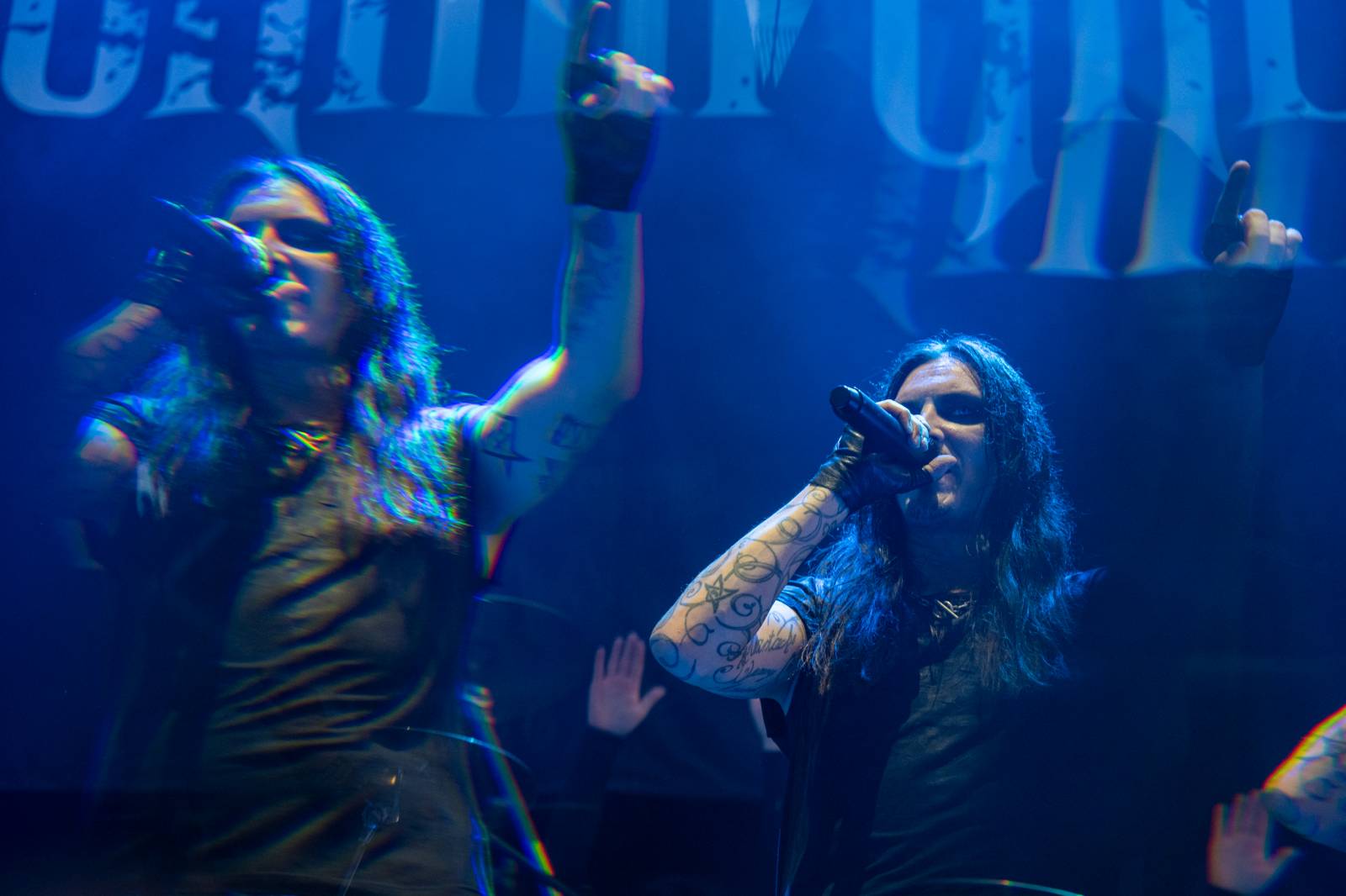 Alice Cooper si nechal v Plzni useknout hlavu a probodl fotografa