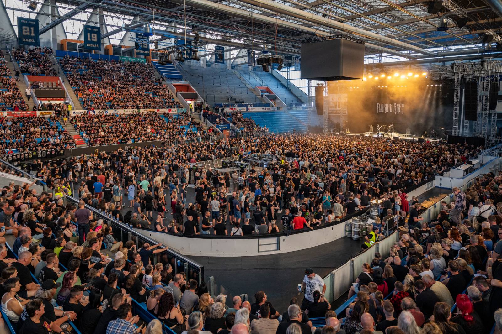 Alice Cooper si nechal v Plzni useknout hlavu a probodl fotografa