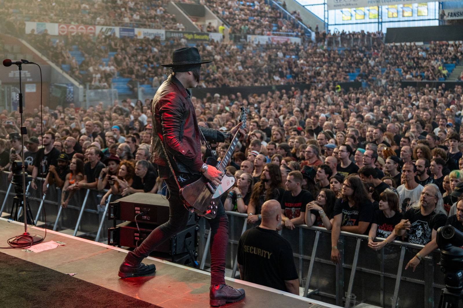 Alice Cooper si nechal v Plzni useknout hlavu a probodl fotografa