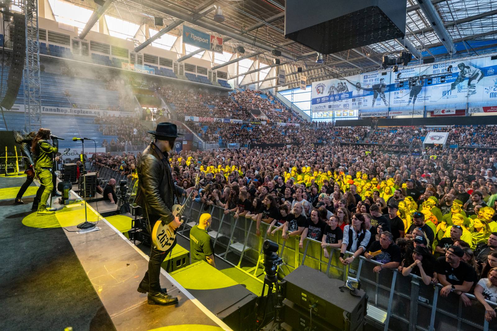 Alice Cooper si nechal v Plzni useknout hlavu a probodl fotografa