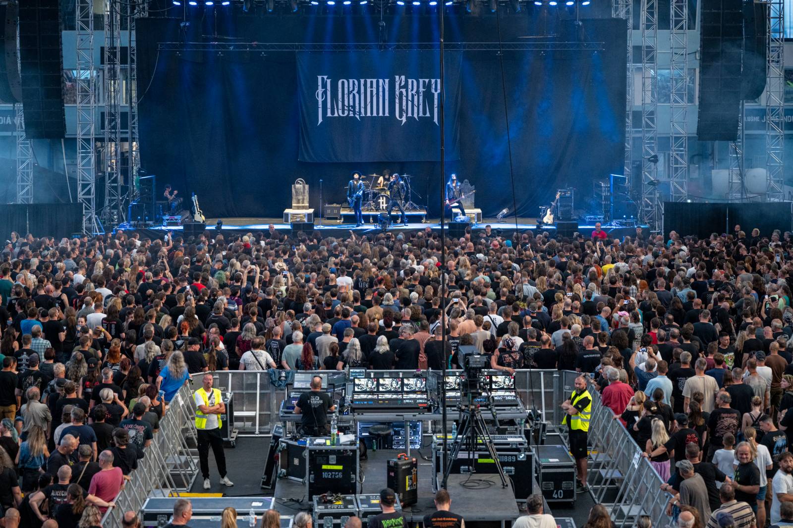 Alice Cooper si nechal v Plzni useknout hlavu a probodl fotografa