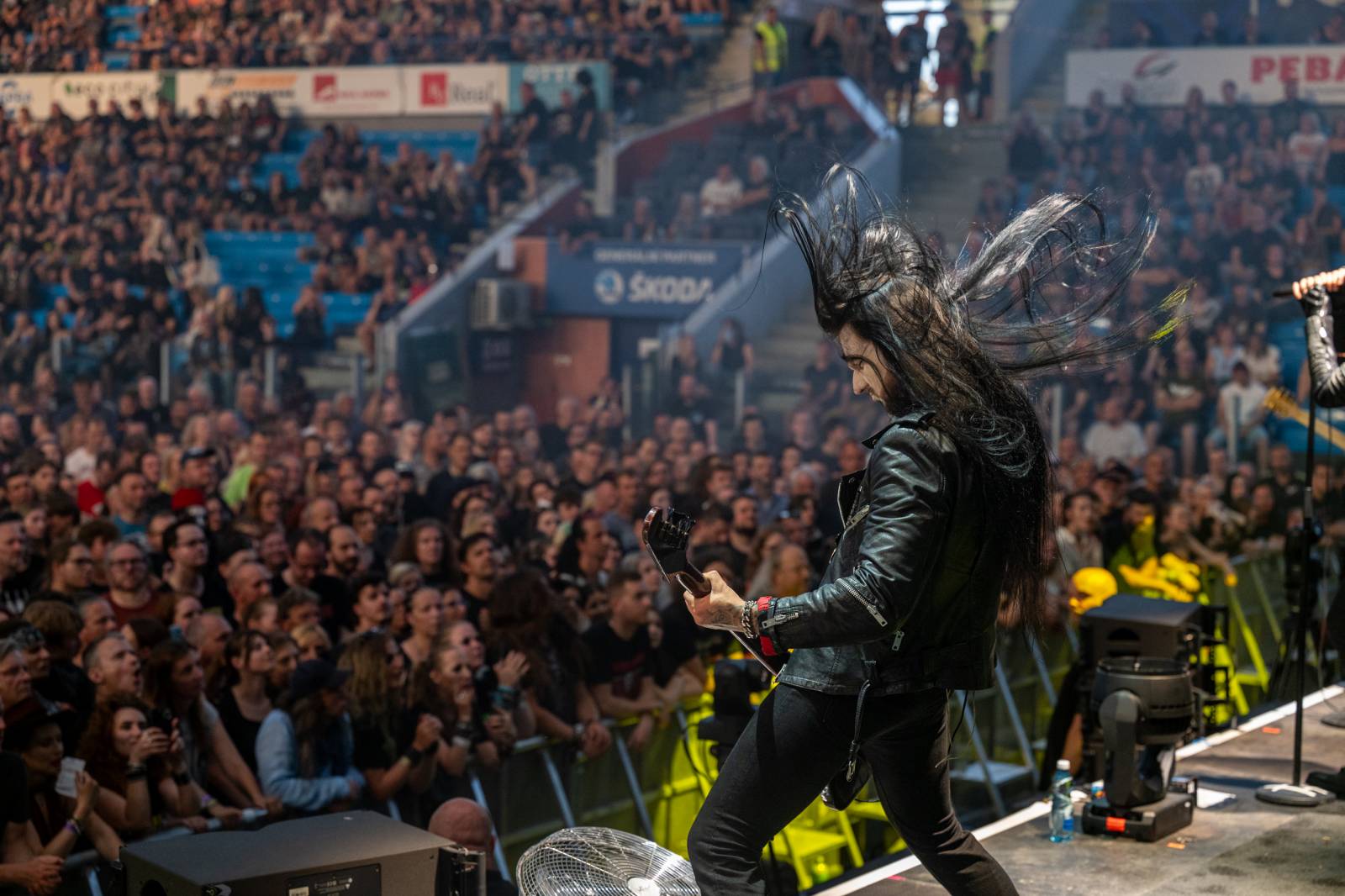 Alice Cooper si nechal v Plzni useknout hlavu a probodl fotografa