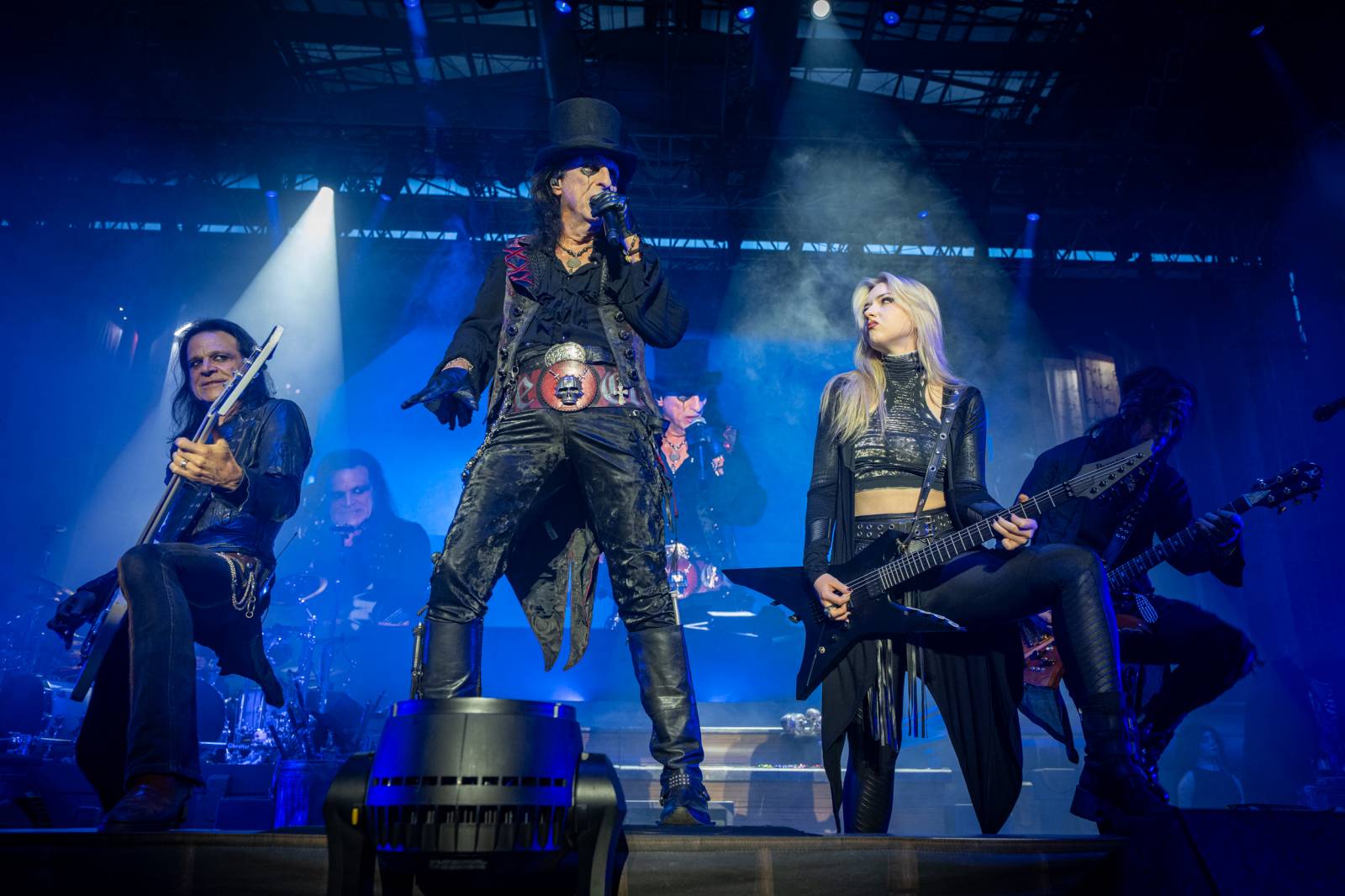 Alice Cooper si nechal v Plzni useknout hlavu a probodl fotografa