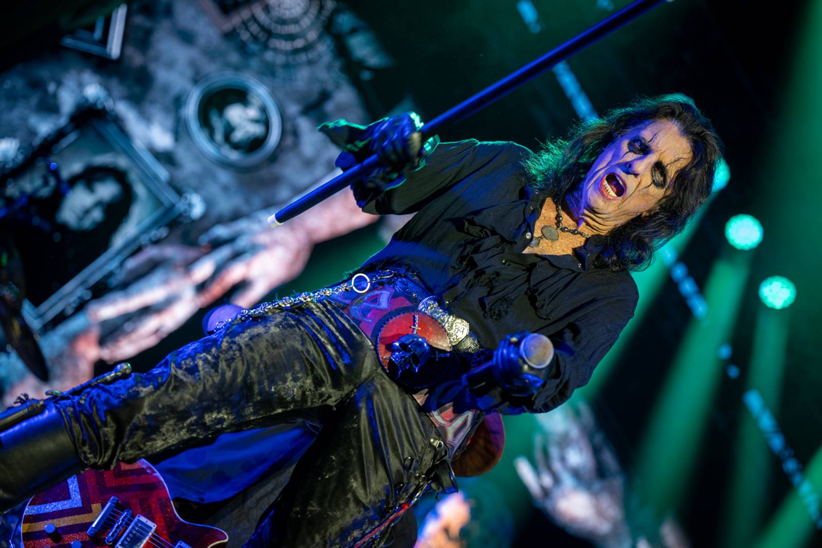 Alice Cooper si nechal v Plzni useknout hlavu a probodl fotografa