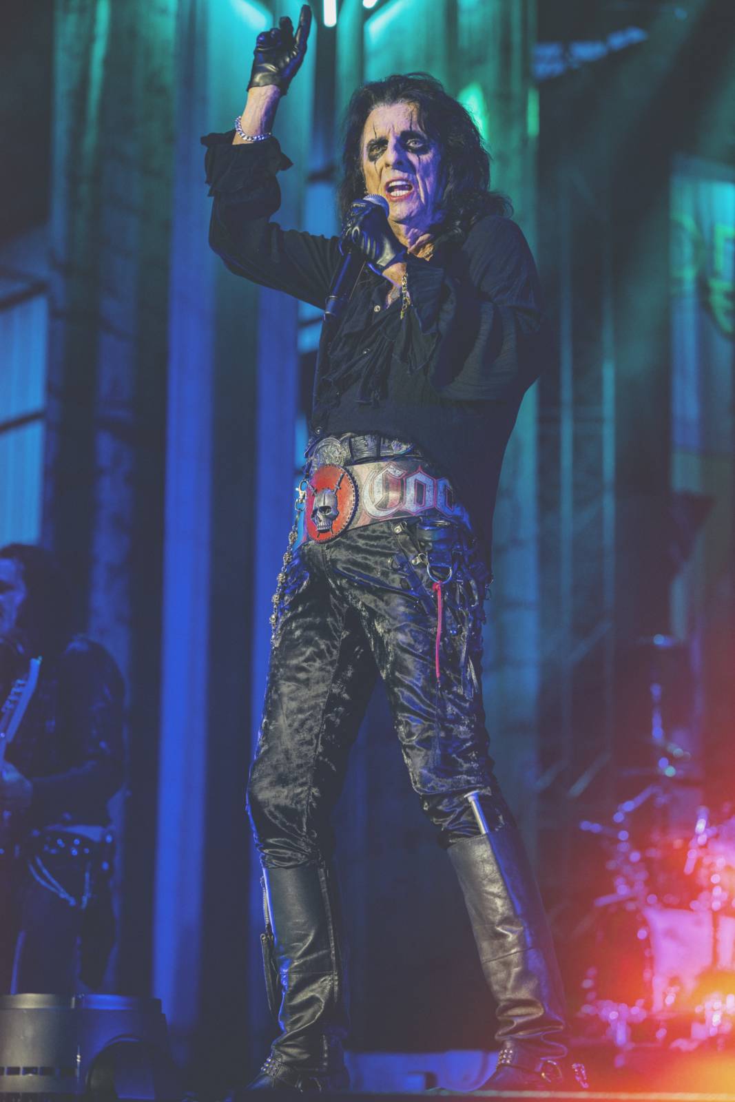 Alice Cooper si nechal v Plzni useknout hlavu a probodl fotografa