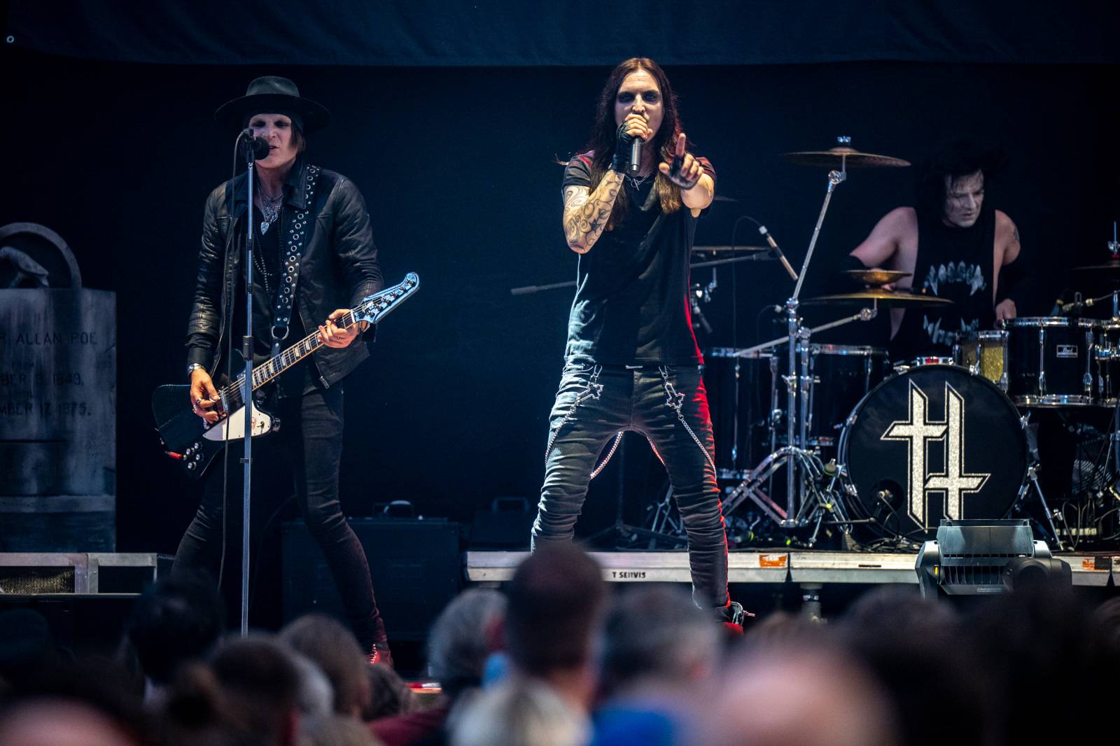 Alice Cooper si nechal v Plzni useknout hlavu a probodl fotografa