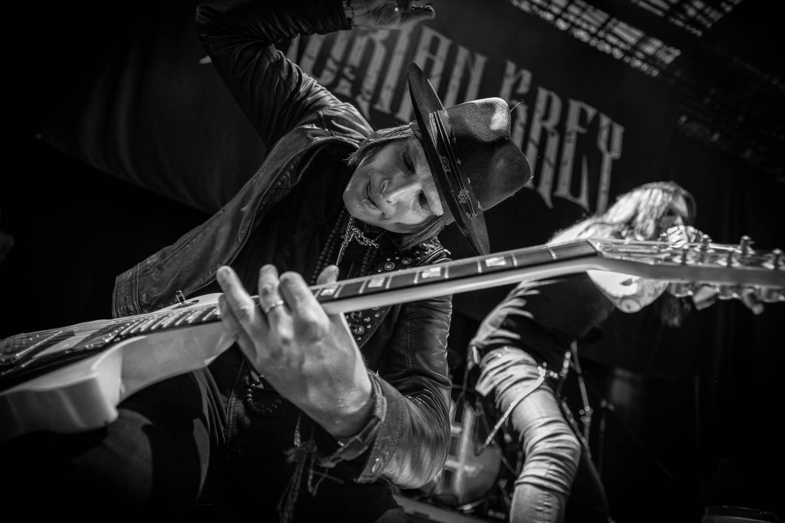 Alice Cooper si nechal v Plzni useknout hlavu a probodl fotografa