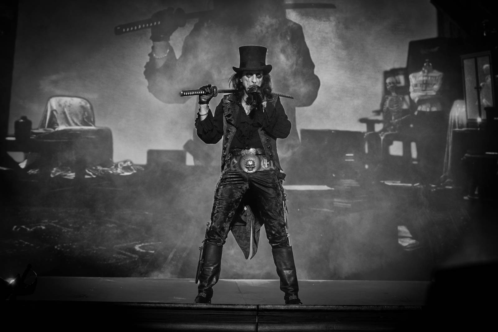 Alice Cooper si nechal v Plzni useknout hlavu a probodl fotografa
