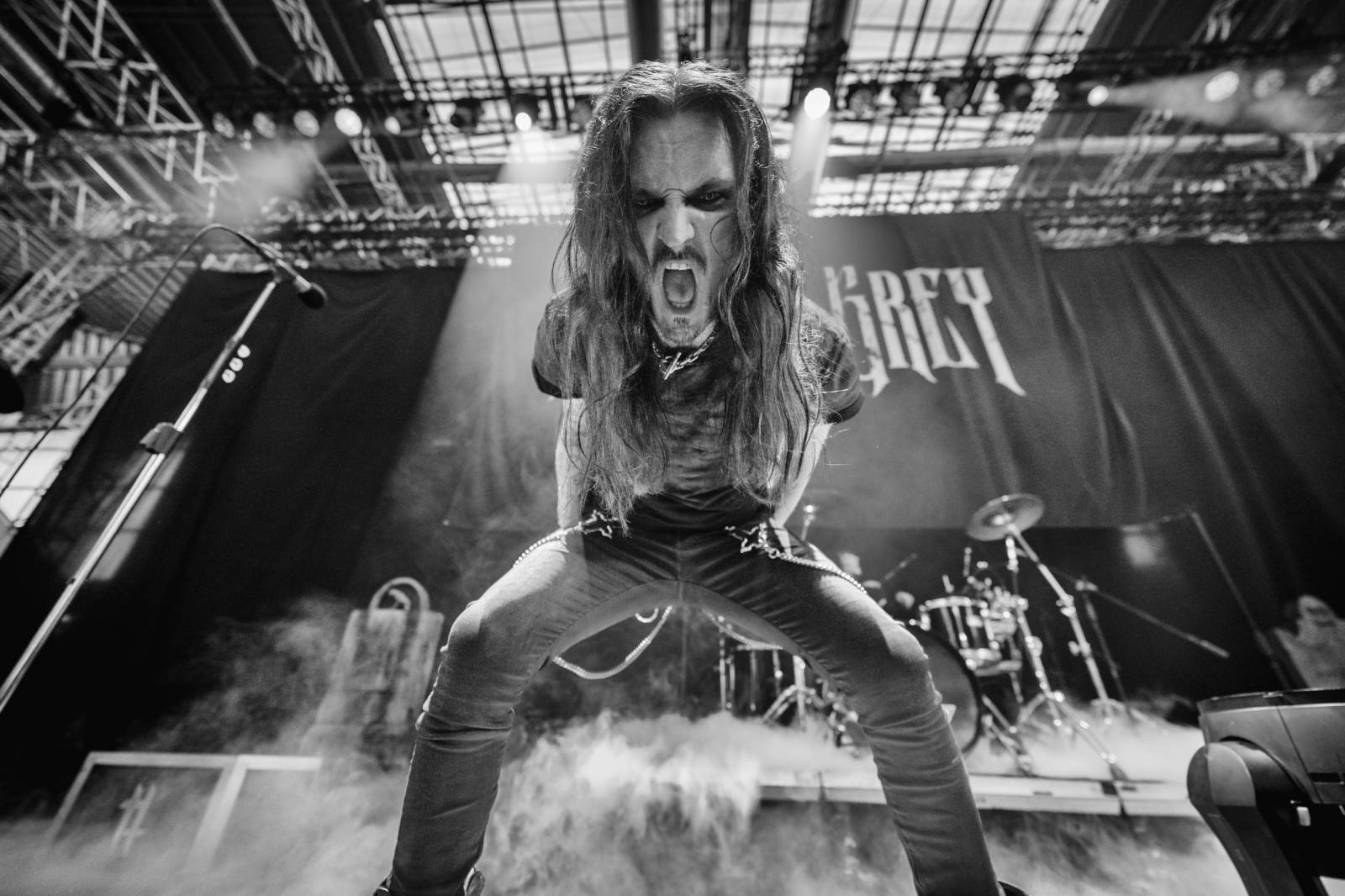 Alice Cooper si nechal v Plzni useknout hlavu a probodl fotografa